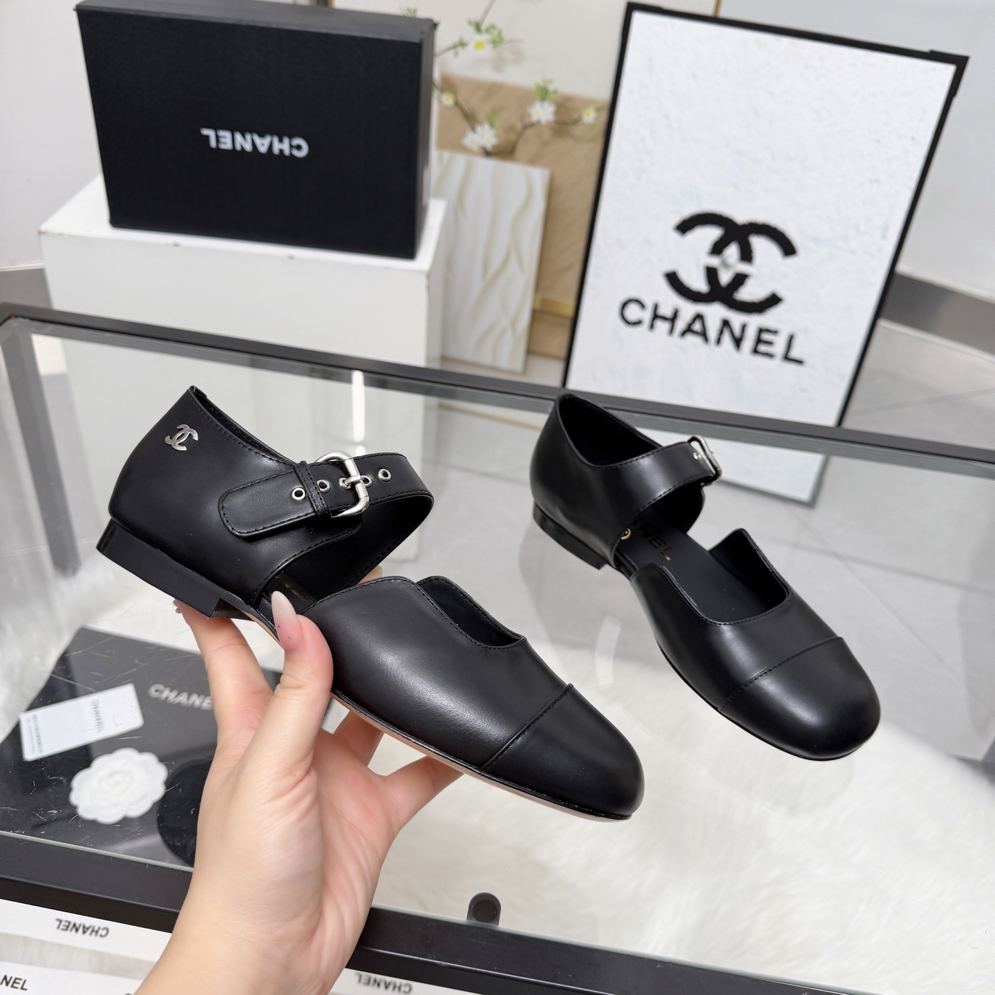 NO:788493,High version of Xiaoxiangjia sandals CHANE*｜, a big hit!  Xiaoxiang 2026 official website Chanel's new four-season hollow sandals for early spring, the new series of loafers are full of retro style. The delicate shoe shape is very pleasing to look at, the small square toe makes the feet thinner, and the upper feet give people a kind of retro feeling shoes of the era, European and American catwalk new styles, hot products. It looks beautiful on the legs, 1. Original surface custom patent leather/cowhide/denim surface combination + original molded hardware 2. Original silk sheepskin lining  3 outsole: original genuine leather outsole. 4 sizes 35-41 (40 41 custom-made and non-returnable), single shoes, chanel, chanel, chanel, loafers, sandals, cowhide, sheepskin, Leather soles19860909高版本小香家凉鞋CHANE*｜,大爆款！小香2026官网香奈儿早春新款四季中空凉鞋,系列新品乐福鞋满满的复古风 秀气的鞋型 看着就很讨喜,小方头 衬托脚也变得瘦瘦的,上脚给人就是一种年代的复古情怀鞋、欧美走秀新款,爆款产品.穿起来美腿, 1原版面定制漆皮/牛皮/牛仔面搭配+原版开模五金 2原版丝绸羊皮内里 3大底:原版意真皮大底. 4码数35-41（40 41定做不退换）,单鞋,chanel,chanel,chanel,loafers,sandals,cowhide,sheepskin,Leather soles,Women's Shoes