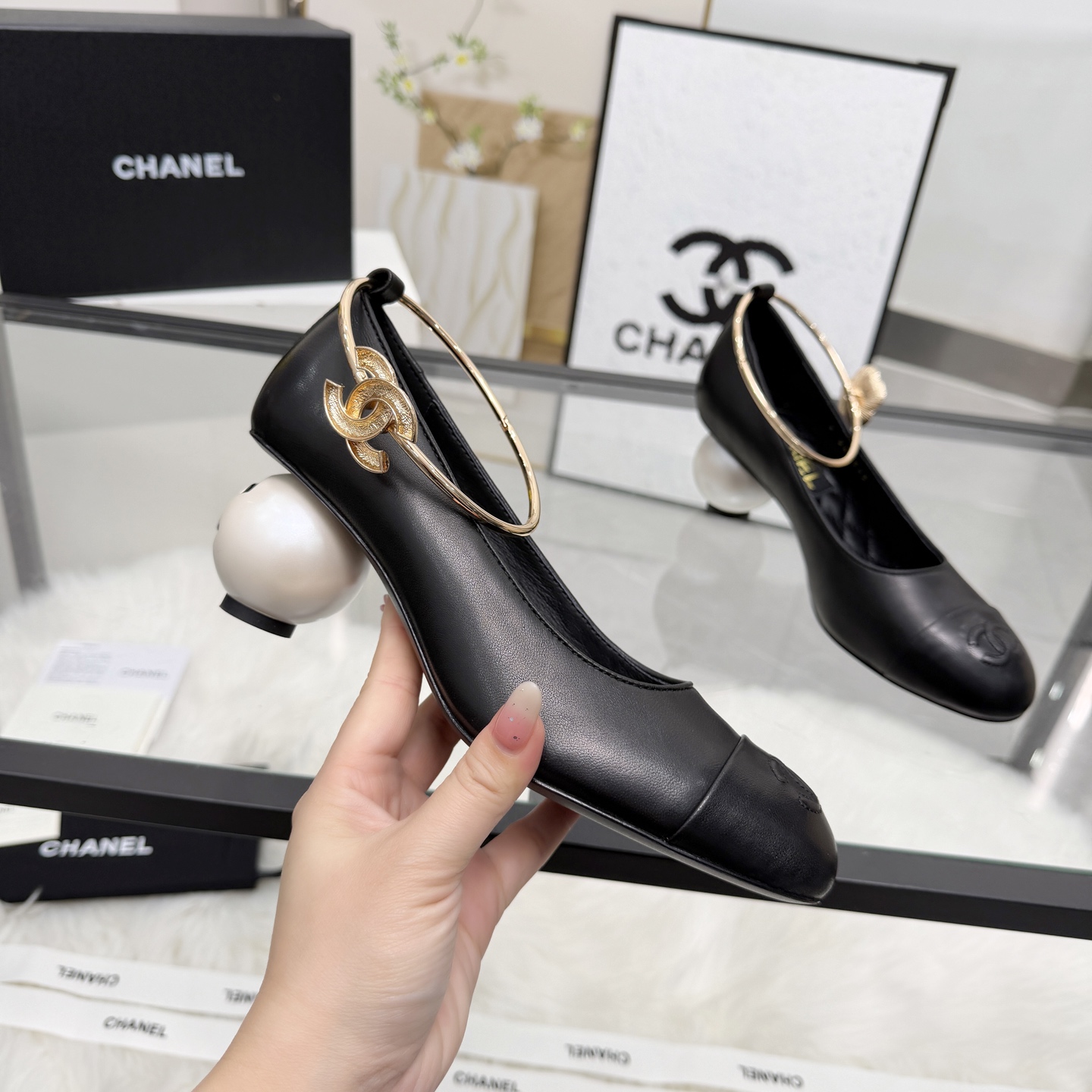 NO:788519,High version of Xiaoxiangjia shoes CHANE*｜, a big hit!  Xiaoxiang's 2026 official website Chanel's new four-season shoes for early spring, the new series of loafers are full of retro style and delicate shoe shape. They look very pleasing to the eye. The small round toe makes the feet thinner, and the upper feet give people a kind of retro feeling shoes of the era. New models from European and American catwalks. Popular products look beautiful when worn on the legs. Series of shoes 1. Original custom-made sheepskin, original custom-made hardware 2. Original sheepskin-lined insole  3 outsole: Original genuine leather outsole. Heel height 5.5 cm. 4 sizes 35-41 (40 and 41 are customized and non-returnable), single shoes, chanel, chanel, chanel, loafers, sheepskin, Leather soles19860909高版本小香家单鞋CHANE*｜,大爆款！小香2026官网香奈儿早春新款四季单鞋,系列新品乐福鞋满满的复古风 秀气的鞋型 看着就很讨喜,小圆头衬托脚也变得瘦瘦的,上脚给人就是一种年代的复古情怀鞋、欧美走秀新款,爆款产品穿起来美腿.系列单鞋 1原版定制羊皮原版定制五金 2原版羊皮内里鞋垫 3大底:原版真皮大底.跟高5.5厘米 4码数35-41（40 41定做不退换）,单鞋,chanel,chanel,chanel,loafers,sheepskin,Leather soles,Women's Shoes