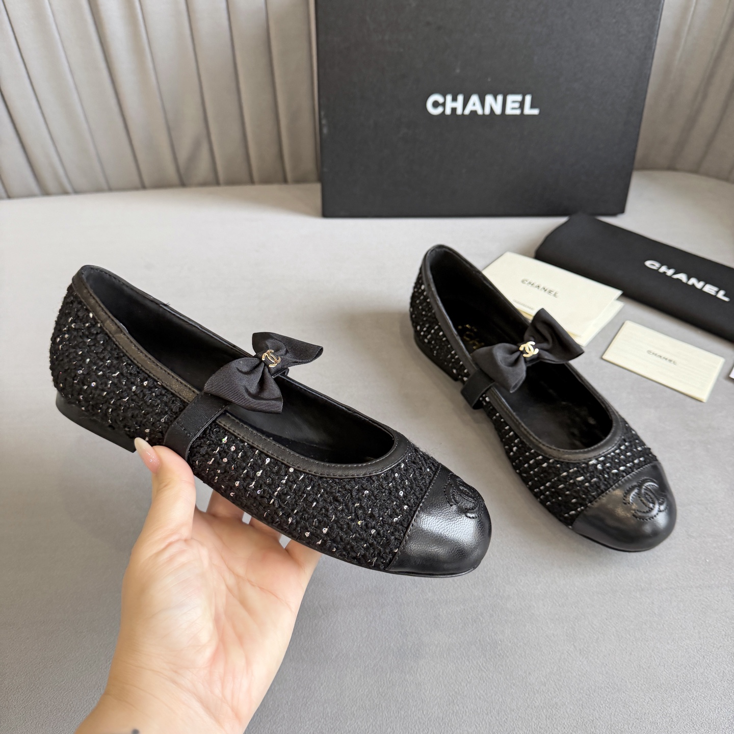 NO:788516,High version of Xiaoxiangjia shoes CHANE*｜, a big hit!  Xiaoxiang 2026 official website Chanel single shoes for all seasons, a series of new loafers full of retro style. The delicate shoe shape is very pleasing to look at, the small round toe makes the feet thinner, and the upper foot gives people a kind of retro feeling shoes, European and American catwalk new style, hot product. It looks beautiful when worn on the legs, 1. Original custom-made sheepskin, original custom-made fabric, original molded hardware buckle 2. Original silk sheepskin lining 3. Outsole: original genuine leather outsole.  4 code number 35-41 (40 41 customized, non-returnable), single shoes, chanel, chanel, chanel, loafers, sheepskin, Leather soles19860909高版本小香家单鞋CHANE*｜,大爆款！小香2026官网香奈儿四季单鞋,系列新品乐福鞋满满的复古风 秀气的鞋型 看着就很讨喜,小圆头 衬托脚也变得瘦瘦的,上脚给人就是一种年代的复古情怀鞋、欧美走秀新款,爆款产品.穿起来美腿, 1原版定制羊皮原版定制面料原版开模五金扣 2原版丝绸羊皮内里 3大底:原版意真皮大底. 4码数35-41（40 41定做不退换）,单鞋,chanel,chanel,chanel,loafers,sheepskin,Leather soles,Women's Shoes