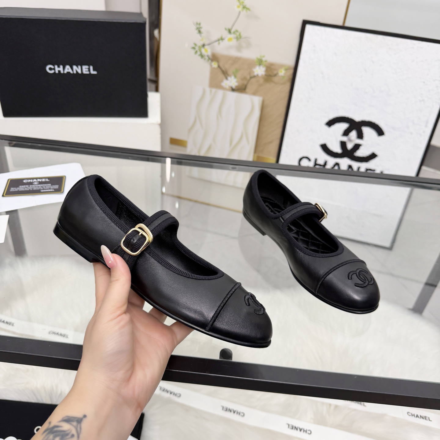 NO:788482,High version of Xiaoxiangjia shoes CHANE*｜, a big hit!  Xiaoxiang 2026 official website Chanel single shoes for all seasons, a new series of loafers full of retro style. The delicate shoe shape is very pleasing to look at. The small round toe makes the feet thinner. The upper foot gives people a kind of retro feeling shoes of the era. It is a new model for European and American catwalks. It looks beautiful when worn on the legs. 1. Original custom-made sheepskin original molded hardware buckle 2. Original silk sheepskin lining 3. Outsole: Original genuine leather outsole.  4 code number 35-41 (40 41 customized, non-returnable), single shoes, chanel, chanel, chanel, loafers, sheepskin, Leather soles19860909高版本小香家单鞋CHANE*｜,大爆款！小香2026官网香奈儿四季单鞋,系列新品乐福鞋满满的复古风 秀气的鞋型 看着就很讨喜,小圆头 衬托脚也变得瘦瘦的,上脚给人就是一种年代的复古情怀鞋、欧美走秀新款,爆款产品.穿起来美腿, 1原版定制羊皮原版开模五金扣 2原版丝绸羊皮内里 3大底:原版真皮大底. 4码数35-41（40 41定做不退换）,单鞋,chanel,chanel,chanel,loafers,sheepskin,Leather soles,Women's Shoes
