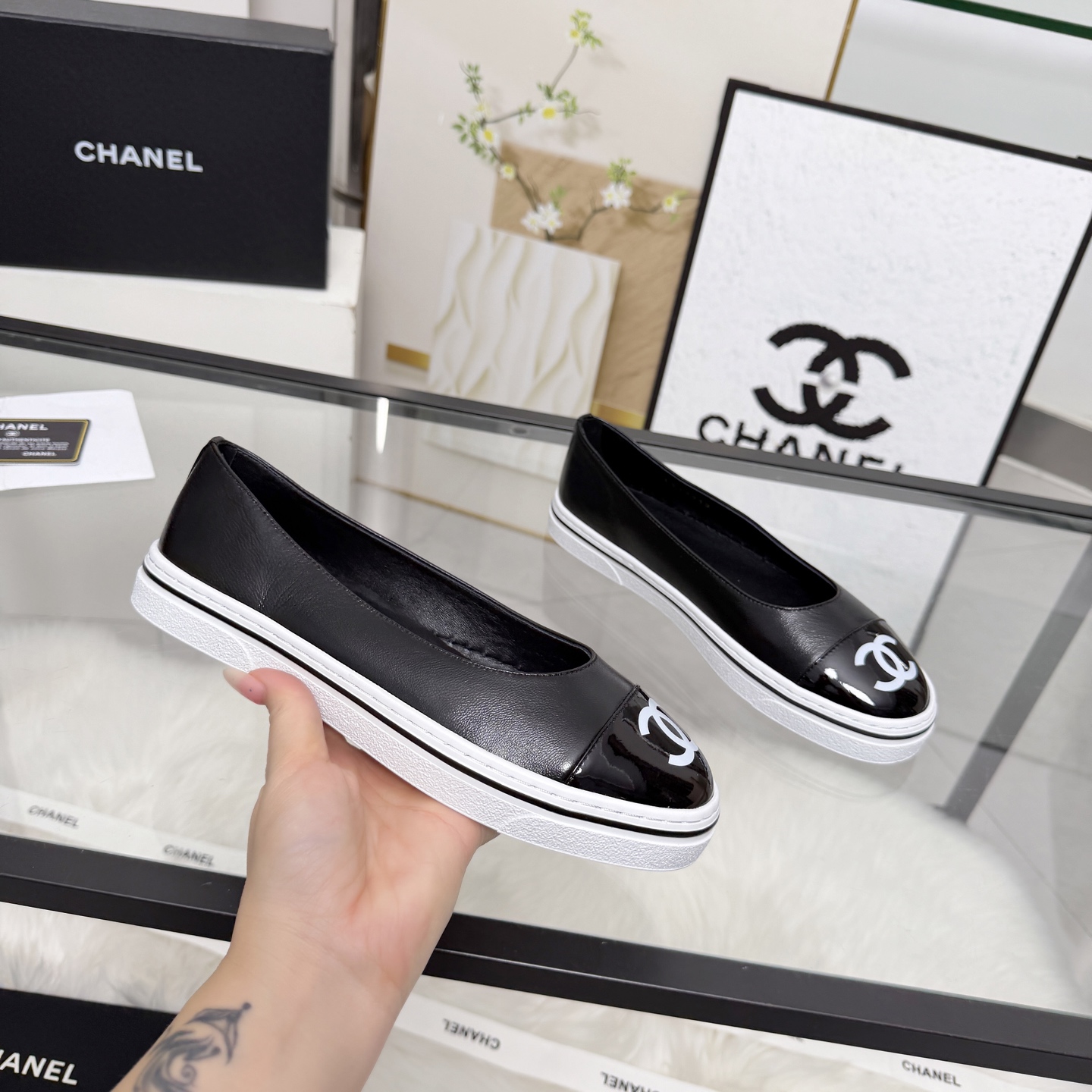 NO:788484,High version of Xiaoxiangjia shoes CHANE*｜, a big hit!  Xiaoxiang 2026 official website Chanel single shoes for all seasons, a series of new loafers full of retro style. The delicate shoe shape is very pleasing to look at. The small round toe makes the feet thinner. The upper foot gives people a kind of retro feeling shoes of the era. It is a new model for European and American catwalks. It looks beautiful when worn on the legs. 1. Original custom-made sheepskin/patent leather original molded hardware buckle 2. Original silk sheepskin lining 3. Outsole: original molded outsole  4 code number 35-41 (40 41 customized, non-returnable), single shoes, chanel, chanel, chanel, loafers, sheepskin19860909高版本小香家单鞋CHANE*｜,大爆款！小香2026官网香奈儿四季单鞋,系列新品乐福鞋满满的复古风 秀气的鞋型 看着就很讨喜,小圆头 衬托脚也变得瘦瘦的,上脚给人就是一种年代的复古情怀鞋、欧美走秀新款,爆款产品.穿起来美腿, 1原版定制羊皮/漆皮原版开模五金扣 2原版丝绸羊皮内里 3大底:原版开模成型大底 4码数35-41（40 41定做不退换）,单鞋,chanel,chanel,chanel,loafers,sheepskin,Women's Shoes