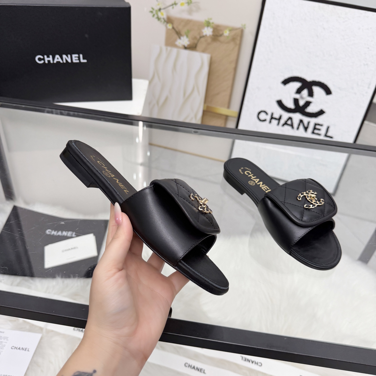 NO:722925,High version of Xiaoxiangjia sandals CHANE*｜, a big hit!  Xiaoxiang 2026 official website Chanel sandals for all seasons. The new series of loafers are full of retro style. The delicate shoe shape is very pleasing to look at. The small round toe makes the feet become thinner. The upper foot gives people a kind of retro feelings of the era. The shoes are new models in European and American catwalks. They look beautiful when worn on the legs. 1. Original customized cowhide/denim/suede/sheepskin original molded hardware 2. Original silk sheepskin lining  3 outsole: original leather outsole. 4 code number 35-41 (40 41 customized, non-returnable), slippers, chanel, chanel, chanel, loafers, sandals, slippers, cowhide, sheepskin, Leather soles19860909高版本小香家凉鞋CHANE*｜,大爆款！小香2026官网香奈儿四季凉鞋.系列新品乐福鞋满满的复古风 秀气的鞋型 看着就很讨喜,小圆头 衬托脚也变得瘦瘦的,上脚给人就是一种年代的复古情怀鞋、欧美走秀新款,爆款产品.穿起来美腿, 1原版定制牛皮/牛仔布/绒面/羊皮原版开模五金 2原版丝绸羊皮内里 3大底:原版真皮大底. 4码数35-41（40 41定做不退换）,拖鞋,chanel,chanel,chanel,loafers,sandals,slippers,cowhide,sheepskin,Leather soles,Women's Shoes