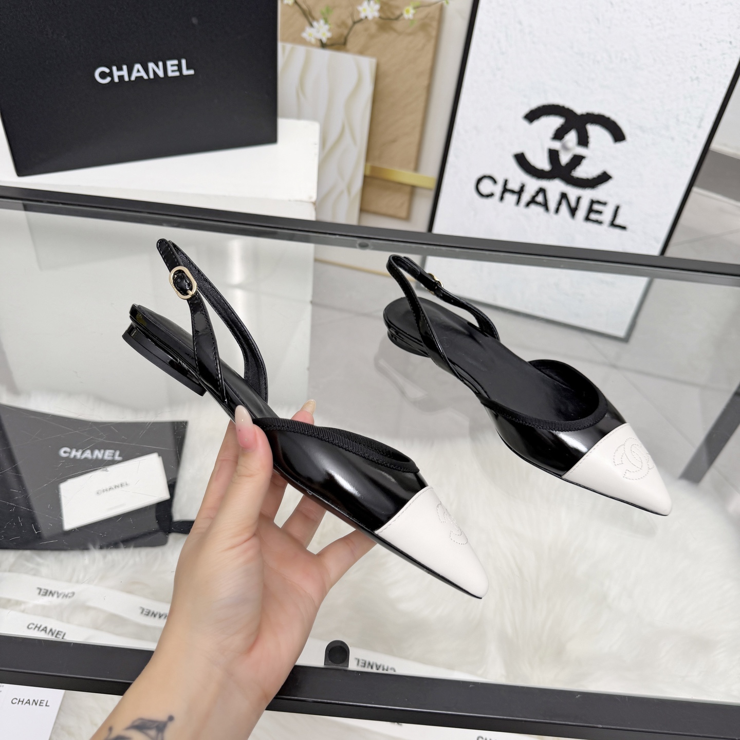 NO:722918,High version of Xiaoxiangjia sandals CHANE*｜, a big hit!  Xiaoxiang 2026 official website Chanel sandals for all seasons. The new series of loafers are full of retro style. The delicate shoe shape is very pleasing to look at. The small pointed toe makes the feet thinner. The upper foot gives people a kind of retro feeling shoes of the era. It is a new style of European and American catwalks and a hot product. It looks beautiful when worn on the legs. 1. Original custom-made sheepskin/cowhide original molded hardware 2. Original silk sheepskin lining 3. Outsole: Original genuine leather outsole.  4 code number 35-41 (40 41 customized, non-refundable), sandals, chanel, chanel, chanel, loafers, sandals, cowhide, sheepskin, Leather soles19860909高版本小香家凉鞋CHANE*｜,大爆款！小香2026官网香奈儿四季凉鞋.系列新品乐福鞋满满的复古风 秀气的鞋型 看着就很讨喜,小尖头 衬托脚也变得瘦瘦的,上脚给人就是一种年代的复古情怀鞋、欧美走秀新款,爆款产品.穿起来美腿, 1原版定制羊皮/牛皮原版开模五金 2原版丝绸羊皮内里 3大底:原版真皮大底. 4码数35-41（40 41定做不退换）,凉鞋,chanel,chanel,chanel,loafers,sandals,cowhide,sheepskin,Leather soles,Women's Shoes