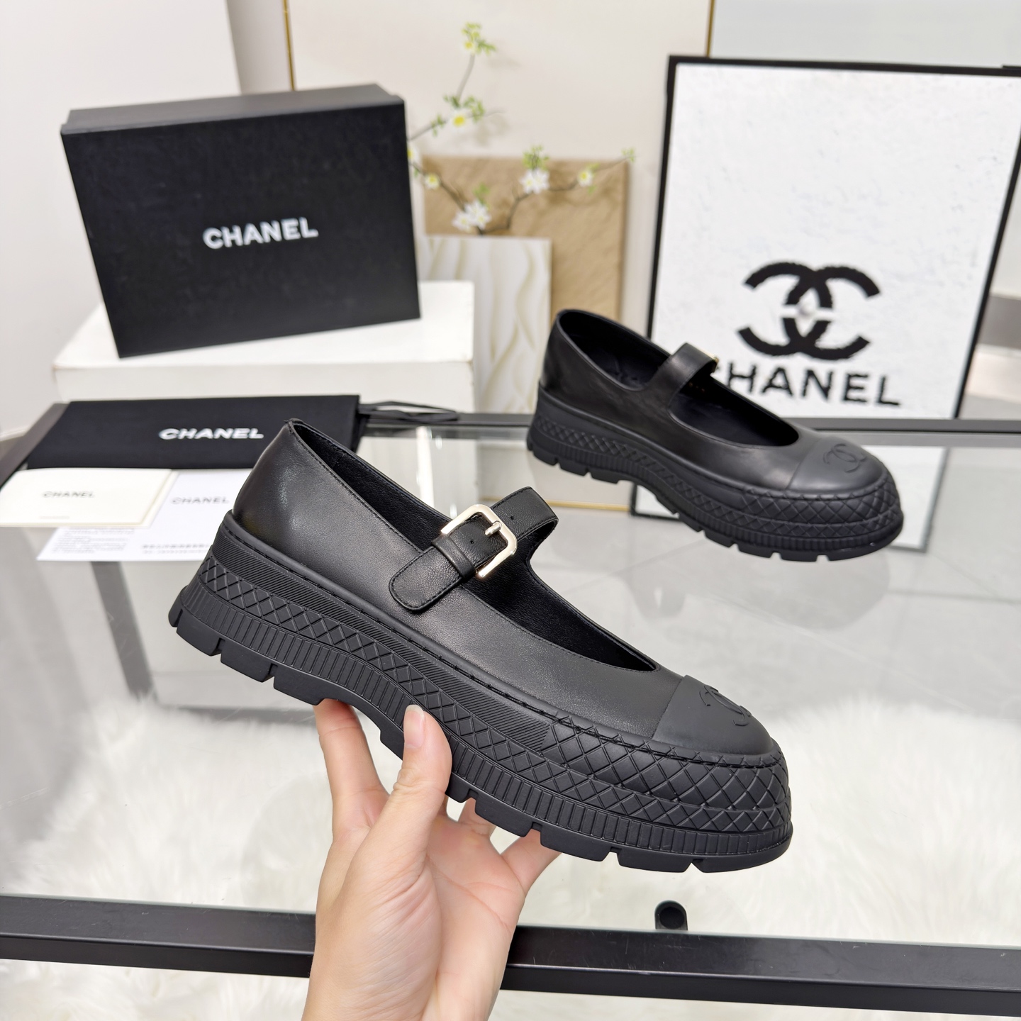 NO:722917,High version of Xiaoxiangjia casual shoes CHANE*｜, a big hit!  Xiaoxiang 2026 official website Chanel casual shoes for all seasons, the new series of loafers are full of retro style. The delicate shoe shape is very pleasing to look at. The small round toe makes the feet thinner. The upper foot gives people a kind of retro feeling shoes of the era. New models for European and American catwalks. Hot products. Beautiful legs when worn. 1 Original custom-made sheepskin original molded hardware buckle 2 Original silk sheepskin lining 3 Outsole: Original molded outsole. The sole is 5 cm thick and high  4 code number 35-41 (40 41 customized, non-refundable), Mary Jane, chanel, chanel, chanel, loafers, mary jane, sheepskin19860909高版本小香家休闲鞋单鞋CHANE*｜,大爆款！小香2026官网香奈儿四季休闲鞋,系列新品乐福鞋满满的复古风 秀气的鞋型 看着就很讨喜,小圆头 衬托脚也变得瘦瘦的,上脚给人就是一种年代的复古情怀鞋、欧美走秀新款,爆款产品.穿起来美腿, 1原版定制羊皮原版开模五金扣 2原版丝绸羊皮内里 3大底:原版开模成型大底.底厚高5厘米 4码数35-41（40 41定做不退换）,玛丽珍,chanel,chanel,chanel,loafers,mary jane,sheepskin,Women's Shoes