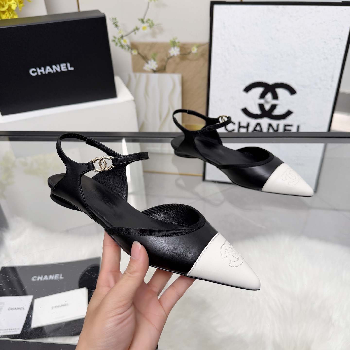 NO:722961,High version of Xiaoxiangjia sandals CHANE*｜, a big hit!  Xiaoxiang 2026 official website Chanel sandals for all seasons. The new series of loafers are full of retro style. The delicate shoe shape is very pleasing to look at. The small pointed toe makes the feet thinner. The upper foot gives people a kind of retro feeling shoes of the era. It is a new style of European and American catwalks and a hot product. It looks beautiful when worn on the legs. 1. Original custom-made sheepskin/cowhide original molded hardware 2. Original silk sheepskin lining 3. Outsole: Original genuine leather outsole.  4 code number 35-41 (40 41 customized, non-refundable), sandals, chanel, chanel, chanel, loafers, sandals, cowhide, sheepskin, Leather soles19860909高版本小香家凉鞋CHANE*｜,大爆款！小香2026官网香奈儿四季凉鞋.系列新品乐福鞋满满的复古风 秀气的鞋型 看着就很讨喜,小尖头 衬托脚也变得瘦瘦的,上脚给人就是一种年代的复古情怀鞋、欧美走秀新款,爆款产品.穿起来美腿, 1原版定制羊皮/牛皮原版开模五金 2原版丝绸羊皮内里 3大底:原版真皮大底. 4码数35-41（40 41定做不退换）,凉鞋,chanel,chanel,chanel,loafers,sandals,cowhide,sheepskin,Leather soles,Women's Shoes