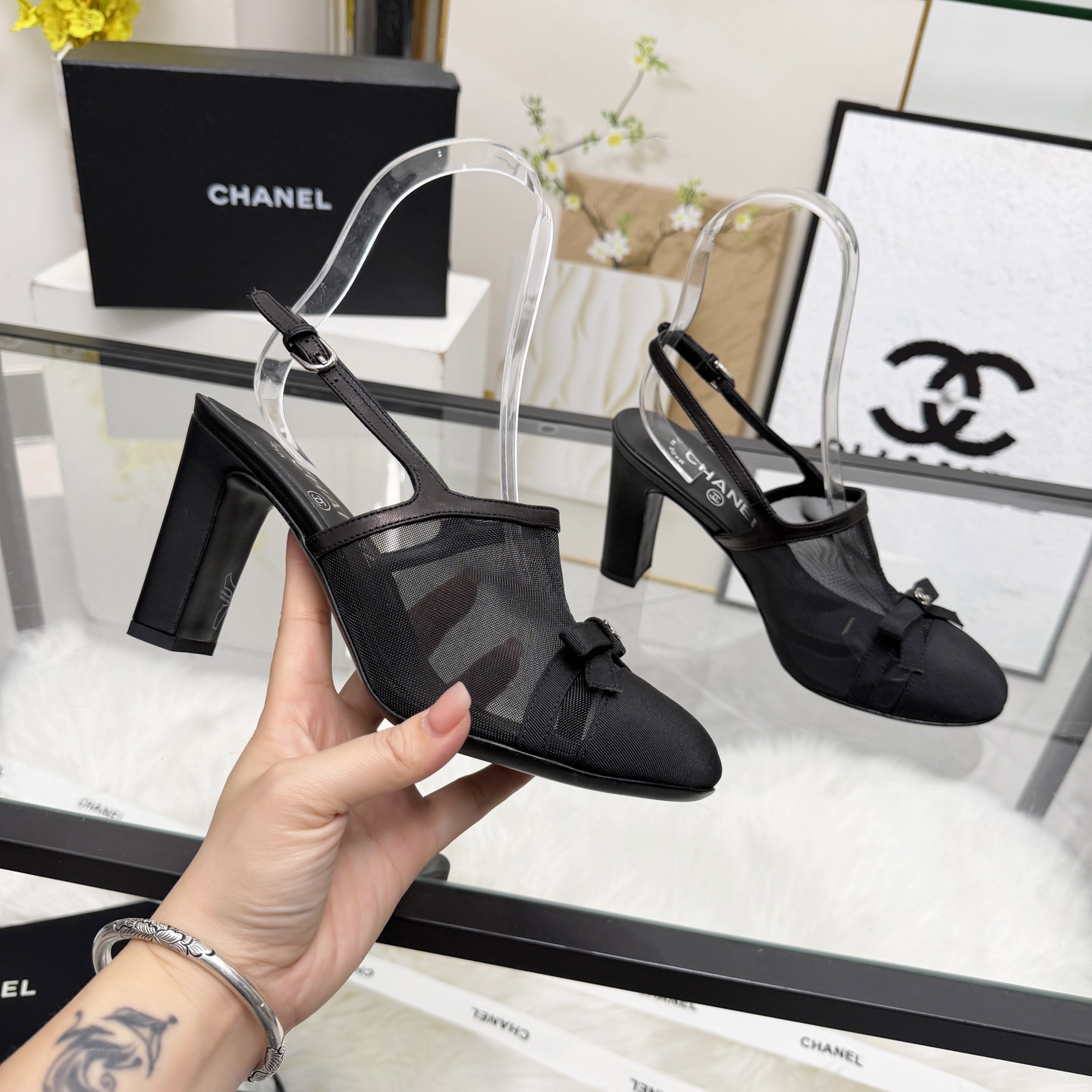 NO:788510,High version of Xiaoxiangjia sandals CHANE*｜, a big hit!  Xiaoxiang 2026 official website Chanel's new four-season sandals for early spring, the new series of loafers are full of retro style. The delicate shoe shape is very pleasing to look at, the round toe makes the feet thinner, and the upper feet give people a kind of retro feeling shoes of the era, new models for European and American catwalks, hot products. It looks beautiful on the legs, 1 original customized sheepskin/mesh surface 2 original silk sheepskin lining  3 outsole: Original genuine leather outsole. Heel height 8.5 cm. 4 sizes 35-41 (40 41 customized, non-refundable), high heels and sandals, chanel, chanel, chanel, loafers, sandals, high heels, sheepskin, Leather soles19860909高版本小香家凉鞋CHANE*｜,大爆款！小香2026官网香奈儿早春新款四季凉鞋,系列新品乐福鞋满满的复古风 秀气的鞋型 看着就很讨喜,圆头 衬托脚也变得瘦瘦的,上脚给人就是一种年代的复古情怀鞋、欧美走秀新款,爆款产品.穿起来美腿, 1面原版定制羊皮/网面 2原版丝绸羊皮内里 3大底:原版意真皮大底.跟高8.5厘米 4码数35-41（40 41定做不退换）,高跟鞋凉鞋,chanel,chanel,chanel,loafers,sandals,high heels,sheepskin,Leather soles,Women's Shoes