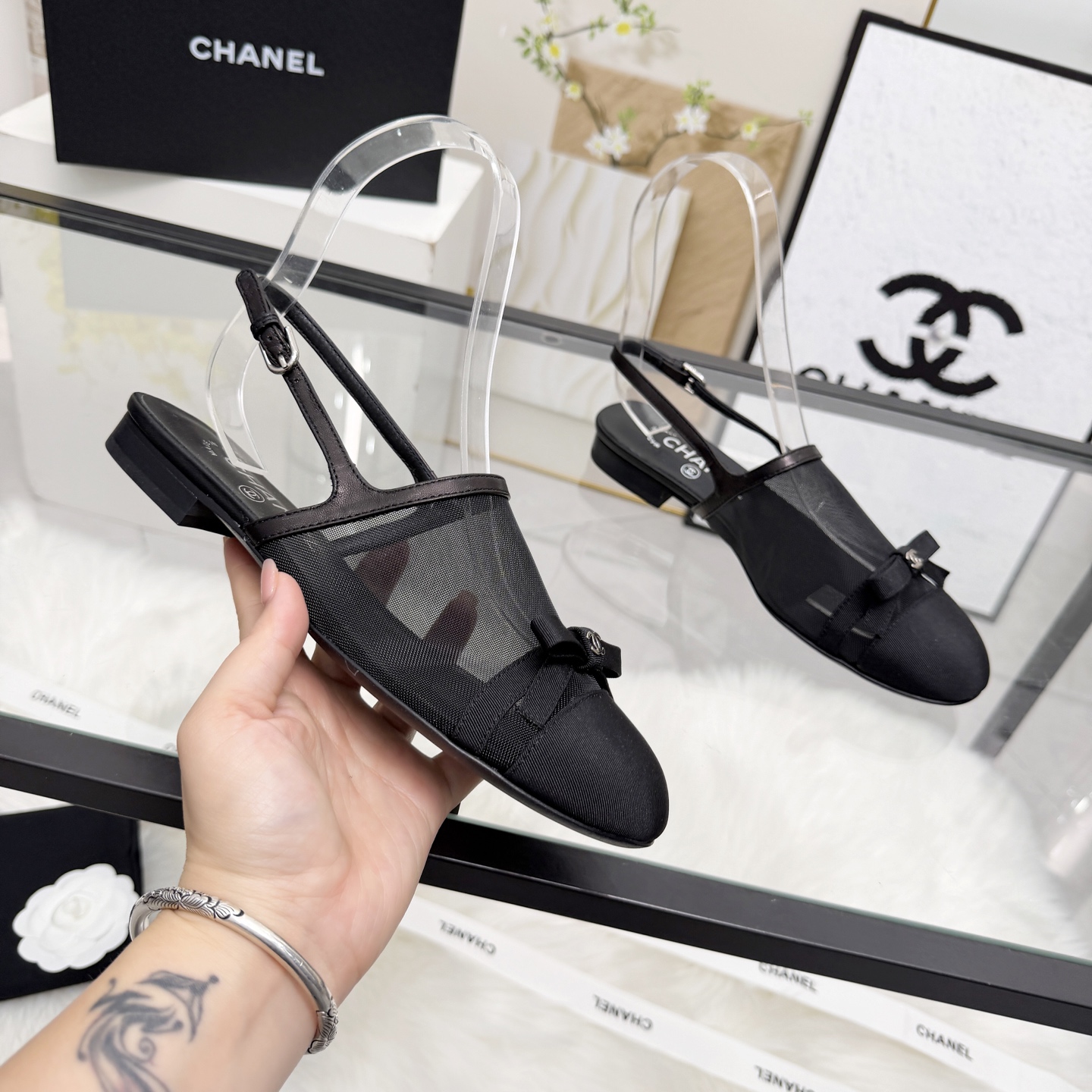 NO:788513,High version of Xiaoxiangjia sandals CHANE*｜, a big hit!  Xiaoxiang's 2026 official website Chanel's new four-season sandals for early spring, the new series of loafers are full of retro style. The delicate shoe shape is very pleasing to look at, the round toe makes the feet thinner, and the upper foot gives people a kind of retro feeling shoes, European and American catwalk new style, hot product. It looks beautiful on the legs, 1 original customized sheepskin/mesh surface 2 original silk sheepskin lining 3 outsole: original genuine leather outsole.  4 sizes 35-41 (40 41 customized, non-refundable), high heels and sandals, chanel, chanel, chanel, loafers, sandals, high heels, sheepskin, Leather soles19860909高版本小香家凉鞋CHANE*｜,大爆款！小香2026官网香奈儿早春新款四季凉鞋,系列新品乐福鞋满满的复古风 秀气的鞋型 看着就很讨喜,圆头 衬托脚也变得瘦瘦的,上脚给人就是一种年代的复古情怀鞋、欧美走秀新款,爆款产品.穿起来美腿, 1面原版定制羊皮/网面 2原版丝绸羊皮内里 3大底:原版意真皮大底. 4码数35-41（40 41定做不退换）,高跟鞋凉鞋,chanel,chanel,chanel,loafers,sandals,high heels,sheepskin,Leather soles,Women's Shoes