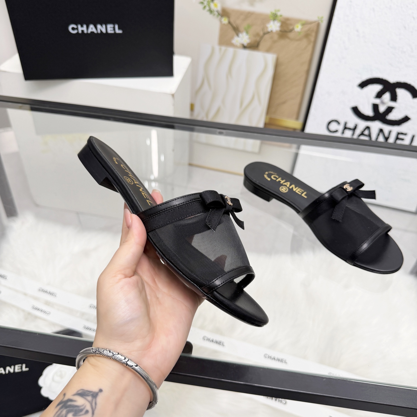 NO:788507,High version of Xiaoxiangjia sandals CHANE*｜, a big hit!  Xiaoxiang 2026 official website Chanel's new four-season sandals for early spring, the new series of loafers are full of retro style. The delicate shoe shape is very pleasing to look at, the round toe makes the feet thinner, and the upper foot gives people a kind of retro feeling shoes, European and American catwalk new style, hot product. It looks beautiful when worn on the legs, 1 original customized sheepskin/mesh surface 2 original silk sheepskin lining 3 outsole: original genuine leather outsole. Heel height 5 cm  4 code number 35-41 (40 41 customized, non-returnable), slippers, chanel, chanel, chanel, loafers, sandals, slippers, sheepskin, Leather soles19860909高版本小香家凉鞋CHANE*｜,大爆款！小香2026官网香奈儿早春新款四季凉鞋,系列新品乐福鞋满满的复古风 秀气的鞋型 看着就很讨喜,圆头 衬托脚也变得瘦瘦的,上脚给人就是一种年代的复古情怀鞋、欧美走秀新款,爆款产品.穿起来美腿, 1面原版定制羊皮/网面 2原版丝绸羊皮内里 3大底:原版意真皮大底.跟高5厘米 4码数35-41（40 41定做不退换）,拖鞋,chanel,chanel,chanel,loafers,sandals,slippers,sheepskin,Leather soles,Women's Shoes