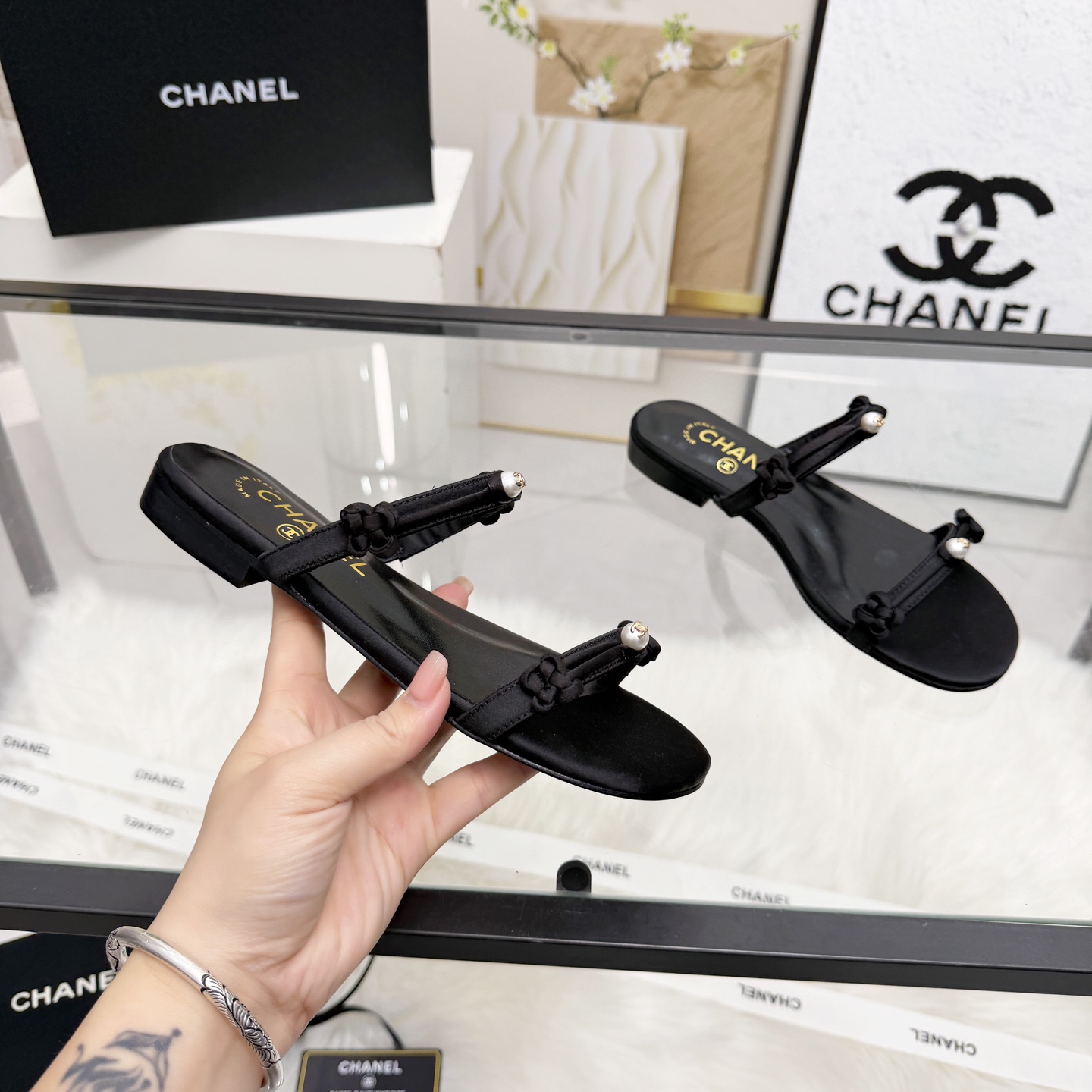 NO:788504,High version of Xiaoxiangjia sandals CHANE*｜, a big hit!  Xiaoxiang's 2026 official website Chanel's new four-season sandals for early spring, the new series of loafers are full of retro style. The delicate shoe shape is very pleasing to look at, the round toe makes the feet thinner, and the upper foot gives people a kind of retro feeling shoes of the era, a new style of European and American catwalks, a hot product. It looks beautiful on the legs, 1 side original custom silk cloth 2 original silk sheepskin lining 3 outsole: original genuine leather outsole.  4 code number 35-41 (40 41 customized, non-returnable), slippers and sandals, chanel, chanel, chanel, loafers, sandals, slippers, sheepskin, real silk, Leather soles19860909高版本小香家凉鞋CHANE*｜,大爆款！小香2026官网香奈儿早春新款四季凉鞋,系列新品乐福鞋满满的复古风 秀气的鞋型 看着就很讨喜,圆头 衬托脚也变得瘦瘦的,上脚给人就是一种年代的复古情怀鞋、欧美走秀新款,爆款产品.穿起来美腿, 1面原版定制真丝布面 2原版丝绸羊皮内里 3大底:原版意真皮大底. 4码数35-41（40 41定做不退换）,拖鞋凉鞋,chanel,chanel,chanel,loafers,sandals,slippers,sheepskin,real silk,Leather soles,Women's Shoes