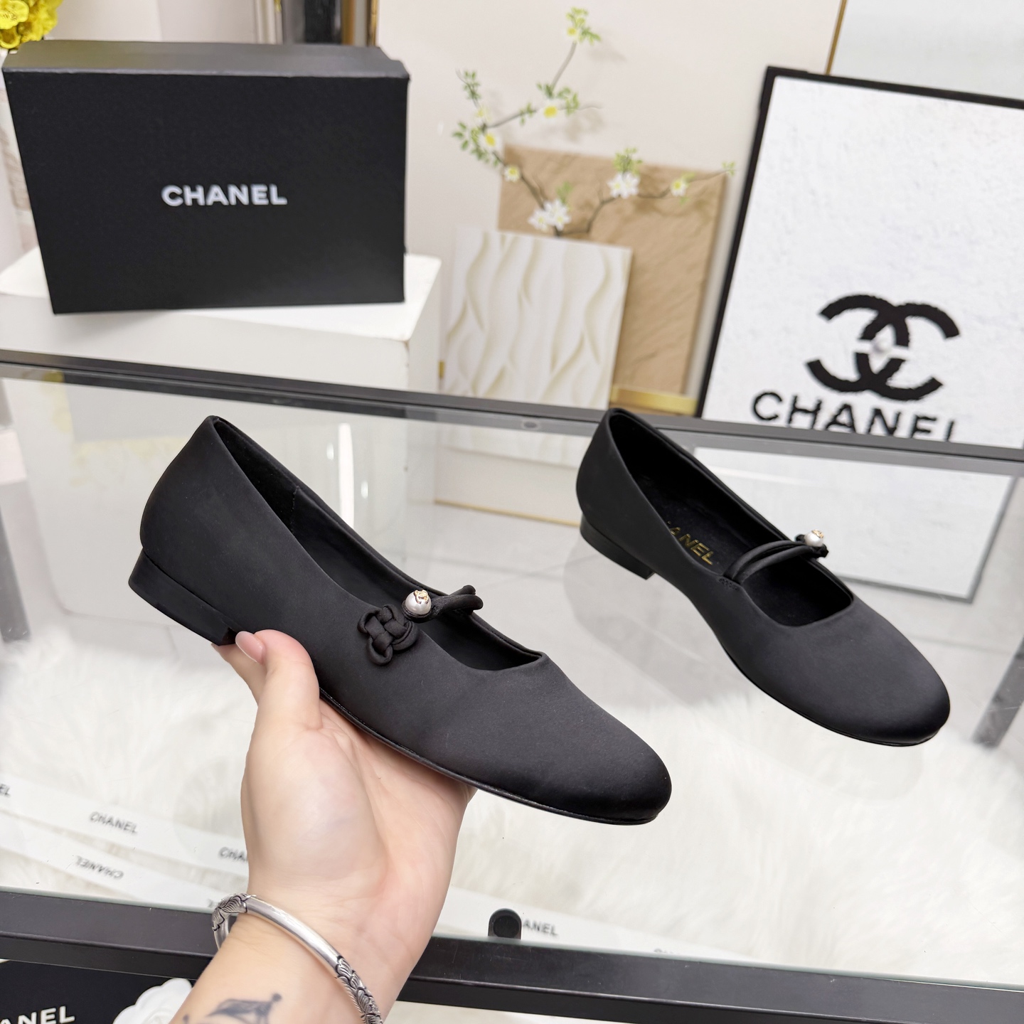 NO:788501,High version of Xiaoxiangjia shoes CHANE*｜, a big hit!  Xiaoxiang 2026 official website Chanel autumn shoes for all seasons, a new series of loafers full of retro style. The delicate shoe shape is very pleasing to look at. The small round toe makes the feet thinner. The upper foot gives people a kind of retro feelings of the era. The shoes are new models in European and American catwalks. They look beautiful on the legs. 1. Original surface, custom-made silk cloth, original molded pearl buckle 2. Original inner insole, sheepskin 3. Outsole: original genuine leather outsole  4 code number 35-41 (40 41 customized, non-returnable), single shoes, chanel, chanel, chanel, loafers, sheepskin, real silk, Leather soles19860909高版本小香家单鞋CHANE*｜,大爆款！小香2026官网香奈儿四季秋鞋单鞋,系列新品乐福鞋满满的复古风 秀气的鞋型 看着就很讨喜,小圆头 衬托脚也变得瘦瘦的,上脚给人就是一种年代的复古情怀鞋、欧美走秀新款,爆款产品.穿起来美腿, 1原版面定做真丝布面原版开模珍珠扣 2原版内里鞋垫羊皮 3大底:原版真皮大底 4码数35-41（40 41定做不退换）,单鞋,chanel,chanel,chanel,loafers,sheepskin,real silk,Leather soles,Women's Shoes