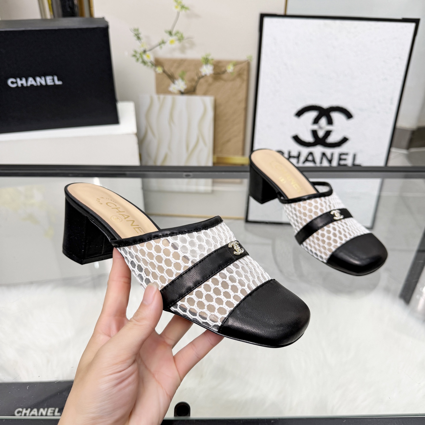 NO:788495,High version of Xiaoxiangjia sandals CHANE*｜, a big hit!  Xiaoxiang 2026 official website Chanel's new four-season sandals for early spring, the new series of loafers are full of retro style and delicate shoe shape. They look very pleasing to the eye, with a large square toe. The feet are also made thin, and the upper feet give people a kind of retro feeling shoes of the era, new models for European and American catwalks, hot products. It looks beautiful on the legs, 1 original customized sheepskin/mesh surface 2 original silk sheepskin lining  3 outsole: Original genuine leather outsole. Heel height 5.5 cm. 4 sizes 35-41 (40 41 customized, non-returnable), half drag, chanel, chanel, chanel, loafers, sandals, sheepskin, Leather soles19860909高版本小香家凉鞋CHANE*｜,大爆款！小香2026官网香奈儿早春新款四季凉鞋,系列新品乐福鞋满满的复古风 秀气的鞋型 看着就很讨喜,大方头.衬托脚也变得瘦瘦的,上脚给人就是一种年代的复古情怀鞋、欧美走秀新款,爆款产品.穿起来美腿, 1面原版定制羊皮/网面 2原版丝绸羊皮内里 3大底:原版意真皮大底.跟高5.5厘米 4码数35-41（40 41定做不退换）,半拖,chanel,chanel,chanel,loafers,sandals,sheepskin,Leather soles,Women's Shoes