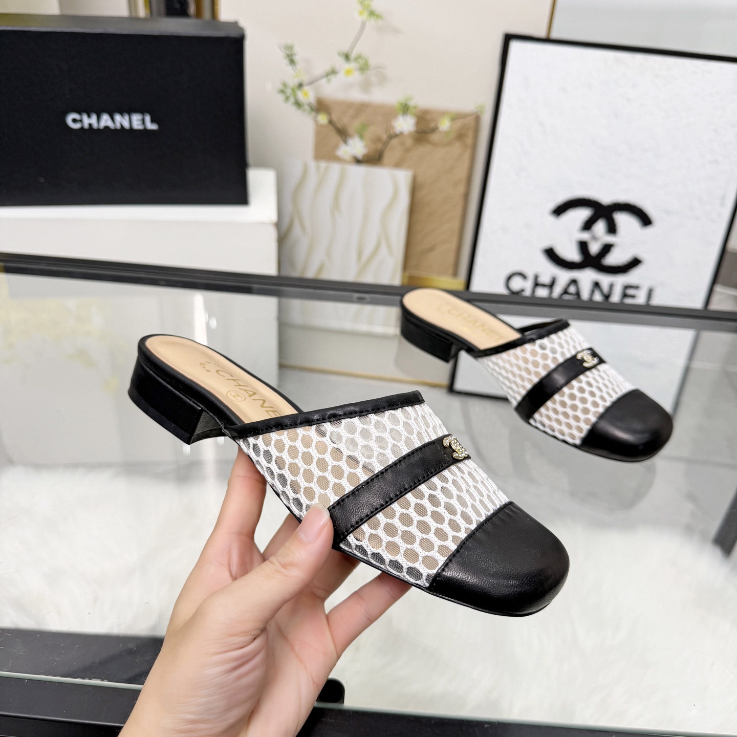 NO:788498,High version of Xiaoxiangjia sandals CHANE*｜, a big hit!  Xiaoxiang's 2026 official website Chanel's new four-season sandals for early spring, the new series of loafers are full of retro style and elegant shoe shape. They look very pleasing to the eye, with a large square toe. The feet have also become thinner, and the upper feet give people a kind of retro feeling shoes of the era, new models for European and American catwalks, hot products. It looks beautiful on the legs, 1 side original customized sheepskin/mesh surface 2 original silk sheepskin lining 3 outsole: original genuine leather outsole.  4 code number 35-41 (40 41 customized, non-refundable), half drag, chanel, chanel, chanel, loafers, sandals, sheepskin, Leather soles19860909高版本小香家凉鞋CHANE*｜,大爆款！小香2026官网香奈儿早春新款四季凉鞋,系列新品乐福鞋满满的复古风 秀气的鞋型 看着就很讨喜,大方头.衬托脚也变得瘦瘦的,上脚给人就是一种年代的复古情怀鞋、欧美走秀新款,爆款产品.穿起来美腿, 1面原版定制羊皮/网面 2原版丝绸羊皮内里 3大底:原版意真皮大底. 4码数35-41（40 41定做不退换）,半拖,chanel,chanel,chanel,loafers,sandals,sheepskin,Leather soles,Women's Shoes