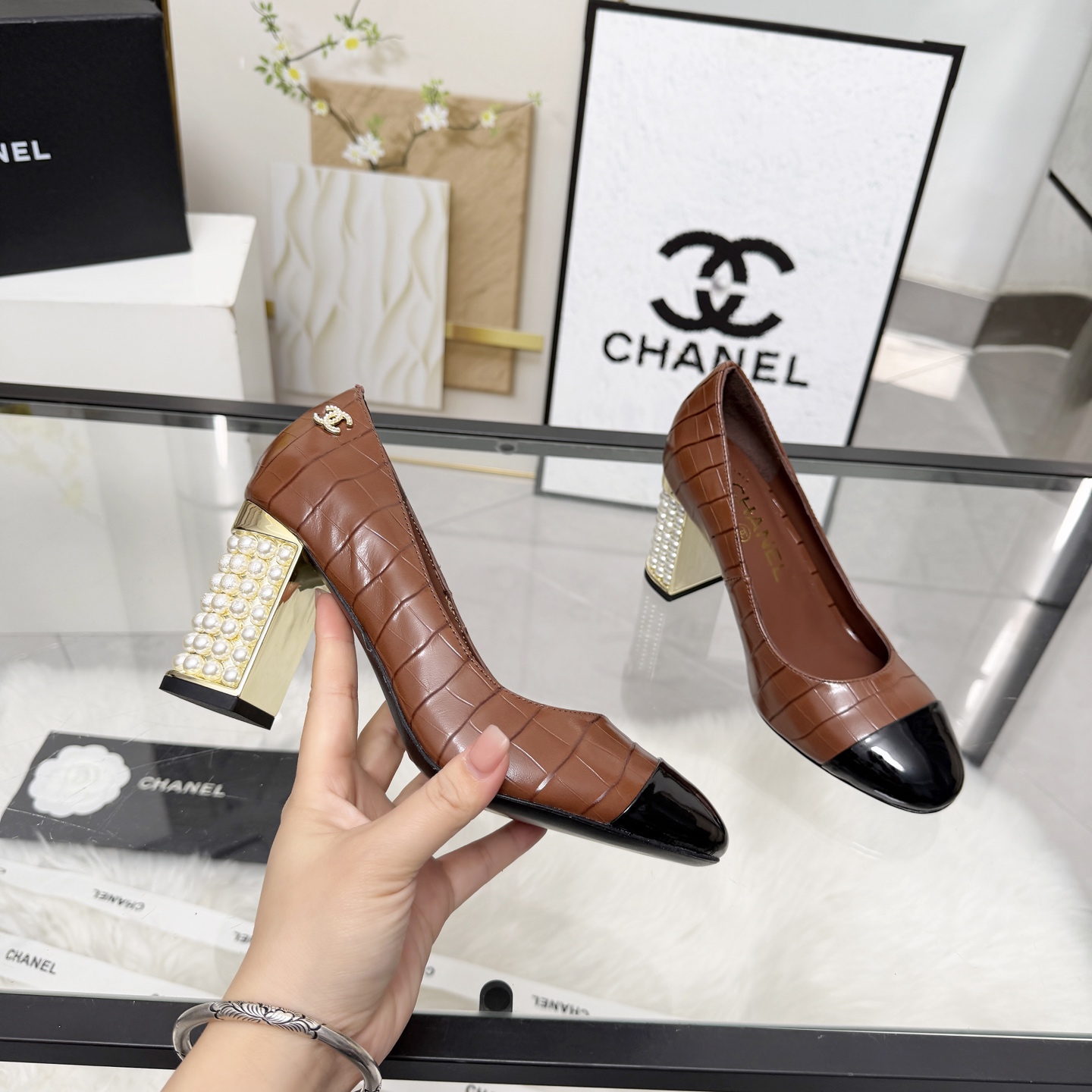 NO:788491,High version of Xiaoxiangjia shoes CHANE*｜, a big hit!  Xiaoxiang 2026 official website Chanel's new four-season shoes for early spring, the new series of loafers are full of retro style and elegant shoe shape, which is very pleasing to look at. The small square toe makes the feet thinner, and the upper feet give people a kind of retro feeling shoes of the era. New models from European and American catwalks. Popular products look beautiful when worn on the legs. Series of shoes 1. Original customized stone pattern cowhide patent leather 2. Original sheepskin lining insole  3 outsole: original leather outsole. Heel height 8 cm. 4 sizes 35-41 (40 41 customized, non-refundable), high-heeled shoes, chanel, chanel, chanel, loafers, high heels, cowhide, sheepskin, Leather soles19860909高版本小香家单鞋CHANE*｜,大爆款！小香2026官网香奈儿早春新款四季单鞋,系列新品乐福鞋满满的复古风 秀气的鞋型 看着就很讨喜,小方头衬托脚也变得瘦瘦的,上脚给人就是一种年代的复古情怀鞋、欧美走秀新款,爆款产品穿起来美腿.系列单鞋 1原版定制石头纹牛皮漆皮 2原版羊皮内里鞋垫 3大底:原板真皮大底.跟高8厘米 4码数35-41（40 41定做不退换）,高跟鞋单鞋,chanel,chanel,chanel,loafers,high heels,cowhide,sheepskin,Leather soles,Women's Shoes