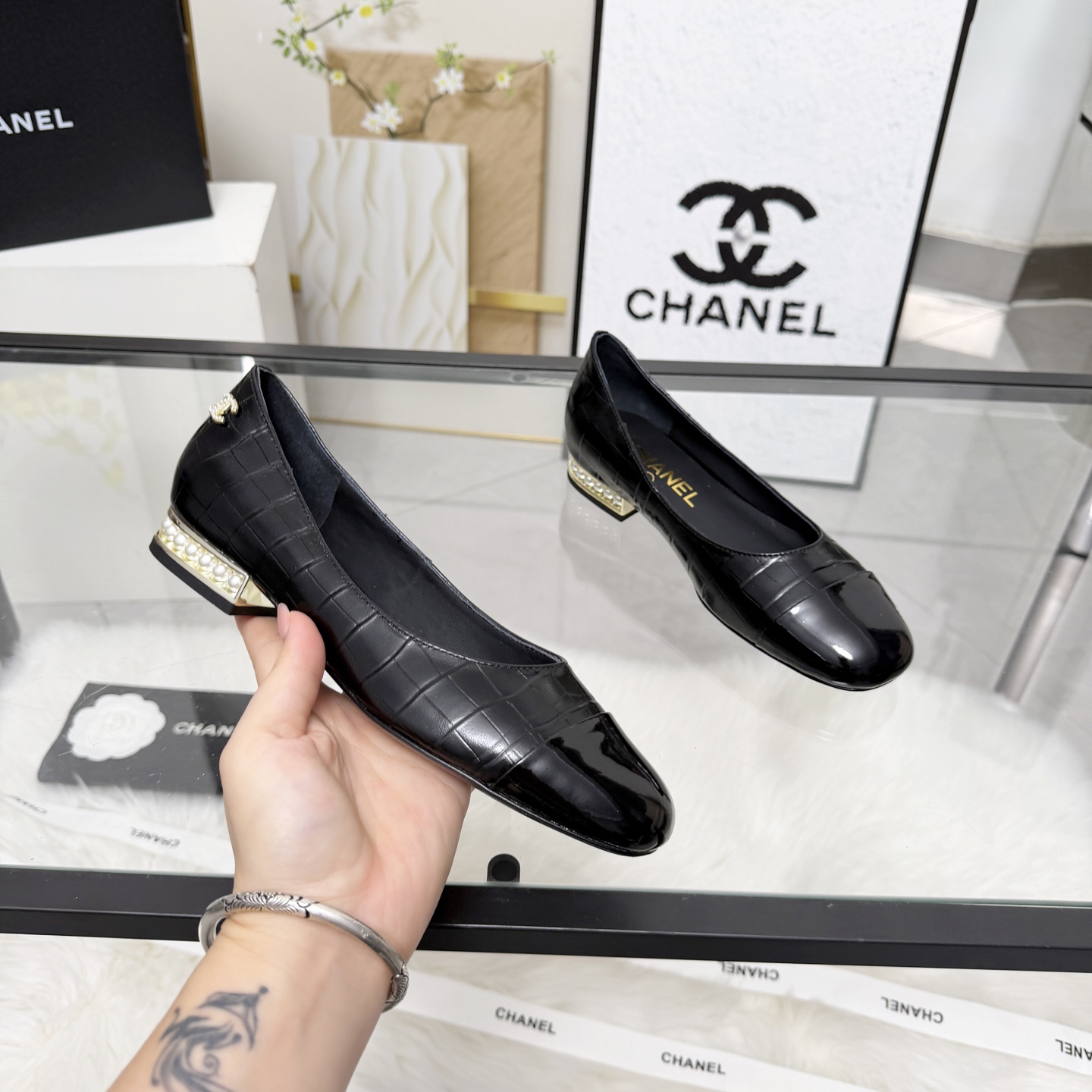 NO:788492,High version of Xiaoxiangjia shoes CHANE*｜, a big hit!  Xiaoxiang 2026 official website Chanel's new four-season shoes for early spring, the new series of loafers are full of retro style and elegant shoe shape, which is very pleasing to look at. The small square toe makes the feet thinner, and the upper feet give people a kind of retro feeling shoes of the era. New models from European and American catwalks. Popular products look beautiful when worn on the legs. Series of shoes 1. Original customized stone pattern cowhide patent leather 2. Original sheepskin lining insole  3 outsole: original leather outsole. Heel height 2 cm. 4 sizes 35-41 (40 41 customized, non-refundable), high-heeled shoes, chanel, chanel, chanel, loafers, high heels, cowhide, sheepskin, Leather soles19860909高版本小香家单鞋CHANE*｜,大爆款！小香2026官网香奈儿早春新款四季单鞋,系列新品乐福鞋满满的复古风 秀气的鞋型 看着就很讨喜,小方头衬托脚也变得瘦瘦的,上脚给人就是一种年代的复古情怀鞋、欧美走秀新款,爆款产品穿起来美腿.系列单鞋 1原版定制石头纹牛皮漆皮 2原版羊皮内里鞋垫 3大底:原板真皮大底.跟高2厘米 4码数35-41（40 41定做不退换）,高跟鞋单鞋,chanel,chanel,chanel,loafers,high heels,cowhide,sheepskin,Leather soles,Women's Shoes