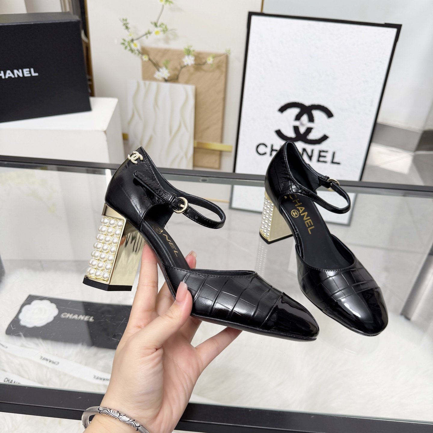 NO:788489,High version of Xiaoxiangjia sandals CHANE*｜, a big hit!  Xiaoxiang 2026 official website Chanel's new four-season single sandals for early spring, the new series of loafers are full of retro style and the delicate shoe shape is very pleasing to look at. The small square toe makes the feet thinner, and the upper feet give people a kind of retro feeling shoes of the era. New models from European and American catwalks. Popular products look beautiful when worn on the legs. Series of single shoes 1 Original customized stone pattern cowhide patent leather 2 Original sheepskin lining insole  3 outsole: original leather outsole. Heel height 8 cm. 4 sizes 35-41 (40 41 customized, non-returnable), high heels and sandals, chanel, chanel, chanel, loafers, sandals, high heels, cowhide, sheepskin, Leather soles19860909高版本小香家凉鞋CHANE*｜,大爆款！小香2026官网香奈儿早春新款四季单凉鞋,系列新品乐福鞋满满的复古风 秀气的鞋型 看着就很讨喜,小方头衬托脚也变得瘦瘦的,上脚给人就是一种年代的复古情怀鞋、欧美走秀新款,爆款产品穿起来美腿.系列单鞋 1原版定制石头纹牛皮漆皮 2原版羊皮内里鞋垫 3大底:原板真皮大底.跟高8厘米 4码数35-41（40 41定做不退换）,高跟鞋凉鞋,chanel,chanel,chanel,loafers,sandals,high heels,cowhide,sheepskin,Leather soles,Women's Shoes