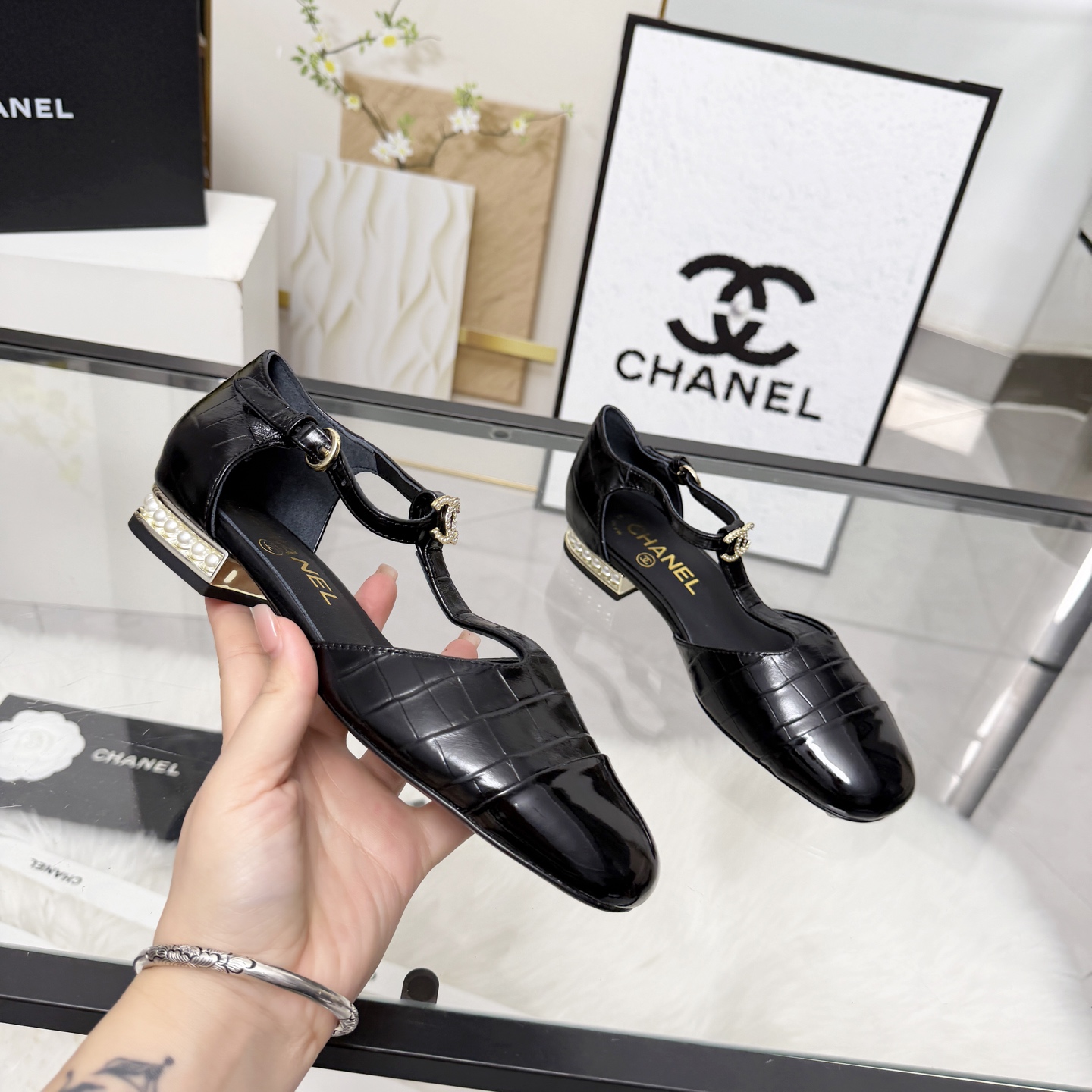 NO:788487,High version of Xiaoxiangjia sandals CHANE*｜, a big hit!  Xiaoxiang 2026 official website Chanel's new four-season single sandals for early spring, the new series of loafers are full of retro style and the delicate shoe shape is very pleasing to look at. The small square toe makes the feet thinner, and the upper feet give people a kind of retro feeling shoes of the era. New models from European and American catwalks. Popular products look beautiful when worn on the legs. Series of single shoes 1 Original customized stone pattern cowhide patent leather 2 Original sheepskin lining insole  3大底:原板真皮大底.跟高2厘米 4码数35-41（40 41定做不退换）,单鞋,chanel,chanel,chanel,loafers,sandals,cowhide,sheepskin,Leather soles19860909高版本小香家凉鞋CHANE*｜,大爆款！小香2026官网香奈儿早春新款四季单凉鞋,系列新品乐福鞋满满的复古风 秀气的鞋型 看着就很讨喜,小方头衬托脚也变得瘦瘦的,上脚给人就是一种年代的复古情怀鞋、欧美走秀新款,爆款产品穿起来美腿.系列单鞋 1原版定制石头纹牛皮漆皮 2原版羊皮内里鞋垫 3大底:原板真皮大底.跟高2厘米 4码数35-41（40 41定做不退换）,单鞋,chanel,chanel,chanel,loafers,sandals,cowhide,sheepskin,Leather soles,Women's Shoes