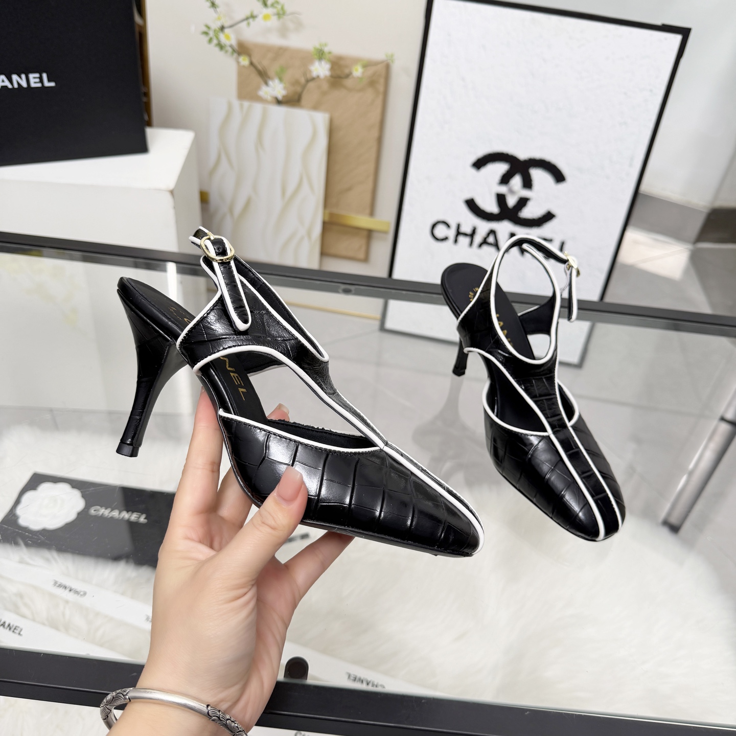 NO:788485,High version of Xiaoxiangjia sandals CHANE*｜, a big hit!  Xiaoxiang 2026 official website Chanel's new four-season single sandals for early spring, the new series of loafers are full of retro style and the delicate shoe shape is very pleasing to look at. The small square toe makes the feet thinner, and the upper feet give people a kind of retro feeling shoes of the era. New models from European and American catwalks. Popular products look beautiful when worn on the legs. Series of single shoes 1 Original customized stone pattern cowhide patent leather 2 Original sheepskin lining insole  3 outsole: original leather outsole. Heel height 8 cm. 4 sizes 35-41 (40 41 customized, non-returnable), high heels and sandals, chanel, chanel, chanel, loafers, sandals, high heels, cowhide, sheepskin, Leather soles19860909高版本小香家凉鞋CHANE*｜,大爆款！小香2026官网香奈儿早春新款四季单凉鞋,系列新品乐福鞋满满的复古风 秀气的鞋型 看着就很讨喜,小方头衬托脚也变得瘦瘦的,上脚给人就是一种年代的复古情怀鞋、欧美走秀新款,爆款产品穿起来美腿.系列单鞋 1原版定制石头纹牛皮漆皮 2原版羊皮内里鞋垫 3大底:原板真皮大底.跟高8厘米 4码数35-41（40 41定做不退换）,高跟鞋凉鞋,chanel,chanel,chanel,loafers,sandals,high heels,cowhide,sheepskin,Leather soles,Women's Shoes