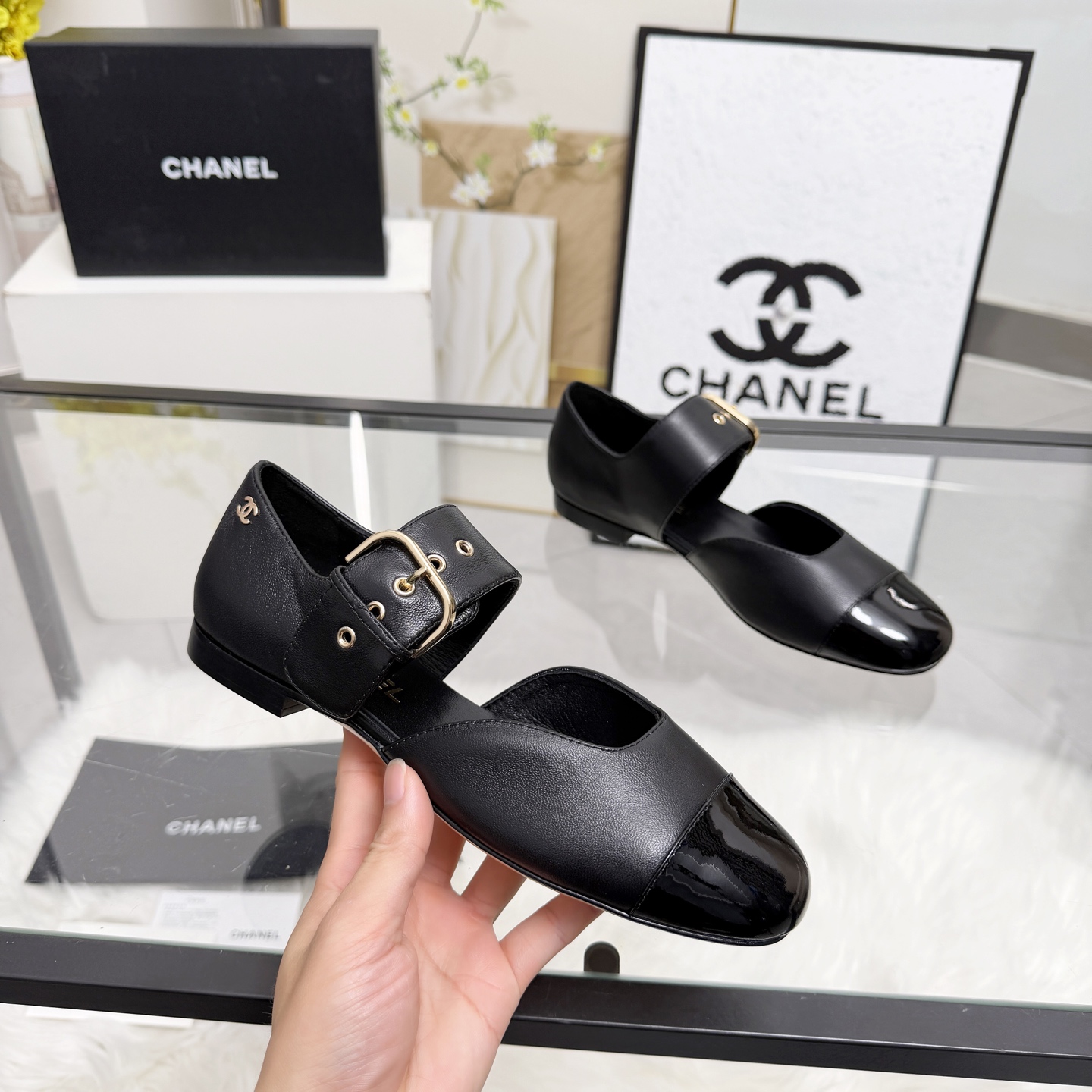 NO:788483,High version of Xiaoxiangjia sandals CHANE*｜, a big hit!  Xiaoxiang 2026 official website Chanel's new four-season hollow sandals for early spring, the new series of loafers are full of retro style. The delicate shoe shape is very pleasing to look at, the small square toe makes the feet thinner, and the upper feet give people a kind of retro feelings of the era. New models of European and American catwalks, hot products. It looks beautiful when worn, 1. Customized sheepskin/patent leather/denim surface combination + original molded hardware 2. Original silk sheepskin lining  3 outsole: Original genuine leather outsole. 4 size 35-41 (40 41 customized, non-returnable), single shoes, chanel, chanel, chanel, loafers, sandals, sheepskin, Leather soles19860909高版本小香家凉鞋CHANE*｜,大爆款！小香2026官网香奈儿早春新款四季中空凉鞋,系列新品乐福鞋满满的复古风 秀气的鞋型 看着就很讨喜,小方头 衬托脚也变得瘦瘦的,上脚给人就是一种年代的复古情怀鞋、欧美走秀新款,爆款产品.穿起来美腿, 1原版面定制羊皮/漆皮/牛仔面搭配+原版开模五金 2原版丝绸羊皮内里 3大底:原版意真皮大底. 4码数35-41（40 41定做不退换）,单鞋,chanel,chanel,chanel,loafers,sandals,sheepskin,Leather soles,Women's Shoes