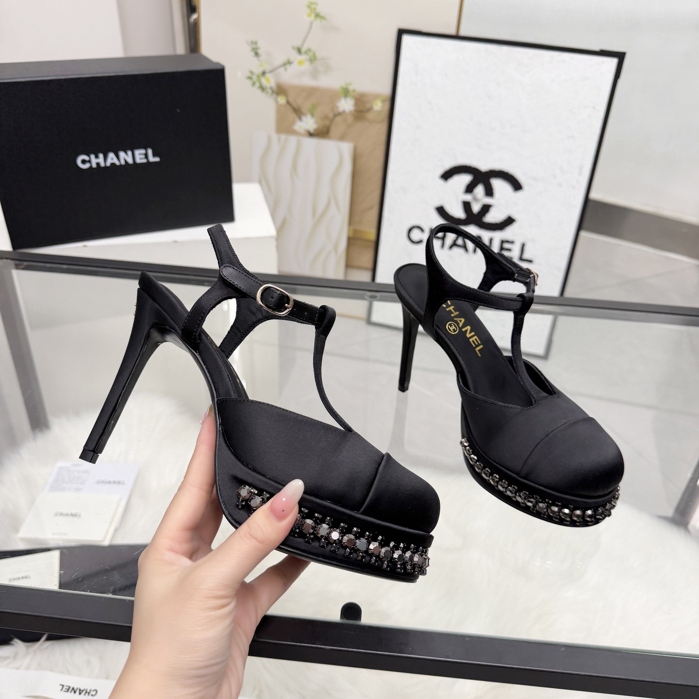 NO:788477,High version of Xiaoxiangjia sandals CHANE*｜, a big hit!  Xiaoxiang 2026 official website Chanel's new four-season hollow sandals for early spring, the new series of loafers are full of retro style. The delicate shoe shape is very pleasing to look at, the small square toe makes the feet thinner, and the upper feet give people a kind of retro feelings of the era. Shoes, European and American catwalk new styles, hot products. It looks beautiful on the legs, 1. Original surface, customized silk fabric, original molded hardware 2. Original silk sheepskin lining  3 outsole: Original genuine leather outsole. Heel 10 cm. Water platform thickness 2.5 cm. 4 sizes 35-41 (40 41 custom made, non-returnable), high heels and sandals, chanel, chanel, chanel, loafers, sandals, high heels, sheepskin, real silk, Leather soles19860909高版本小香家凉鞋CHANE*｜,大爆款！小香2026官网香奈儿早春新款四季中空凉鞋,系列新品乐福鞋满满的复古风 秀气的鞋型 看着就很讨喜,小方头 衬托脚也变得瘦瘦的,上脚给人就是一种年代的复古情怀鞋、欧美走秀新款,爆款产品.穿起来美腿, 1原版面定制真丝面料原版开模五金 2原版丝绸羊皮内里 3大底:原版意真皮大底.高跟10厘米.水台厚2.5厘米 4码数35-41（40 41定做不退换）,高跟鞋凉鞋,chanel,chanel,chanel,loafers,sandals,high heels,sheepskin,real silk,Leather soles,Women's Shoes
