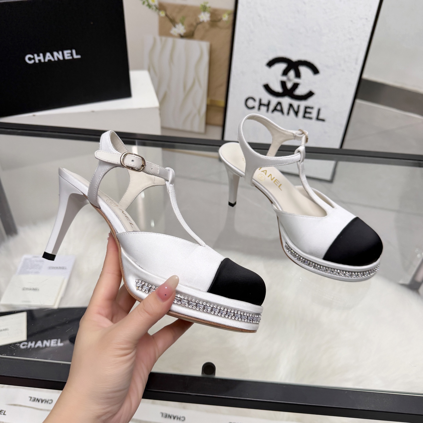 NO:788479,High version of Xiaoxiangjia sandals CHANE*｜, a big hit!  Xiaoxiang 2026 official website Chanel's new four-season hollow sandals for early spring, the new series of loafers are full of retro style. The delicate shoe shape is very pleasing to look at, the small square toe makes the feet thinner, and the upper feet give people a kind of retro feelings of the era. Shoes, European and American catwalk new styles, hot products. It looks beautiful on the legs, 1. Original surface, customized silk fabric, original molded hardware 2. Original silk sheepskin lining  3 outsole: original genuine leather outsole. The middle heel is 8 cm high. The water platform is 1.8 cm thick. 4 sizes 35-41 (40 41 are customized and non-refundable), high heels and sandals, chanel, chanel, chanel, loafers, sandals, high heels, sheepskin, real silk, Leather soles19860909高版本小香家凉鞋CHANE*｜,大爆款！小香2026官网香奈儿早春新款四季中空凉鞋,系列新品乐福鞋满满的复古风 秀气的鞋型 看着就很讨喜,小方头 衬托脚也变得瘦瘦的,上脚给人就是一种年代的复古情怀鞋、欧美走秀新款,爆款产品.穿起来美腿, 1原版面定制真丝面料原版开模五金 2原版丝绸羊皮内里 3大底:原版意真皮大底.中跟高8厘米.水台厚1.8厘米 4码数35-41（40 41定做不退换）,高跟鞋凉鞋,chanel,chanel,chanel,loafers,sandals,high heels,sheepskin,real silk,Leather soles,Women's Shoes