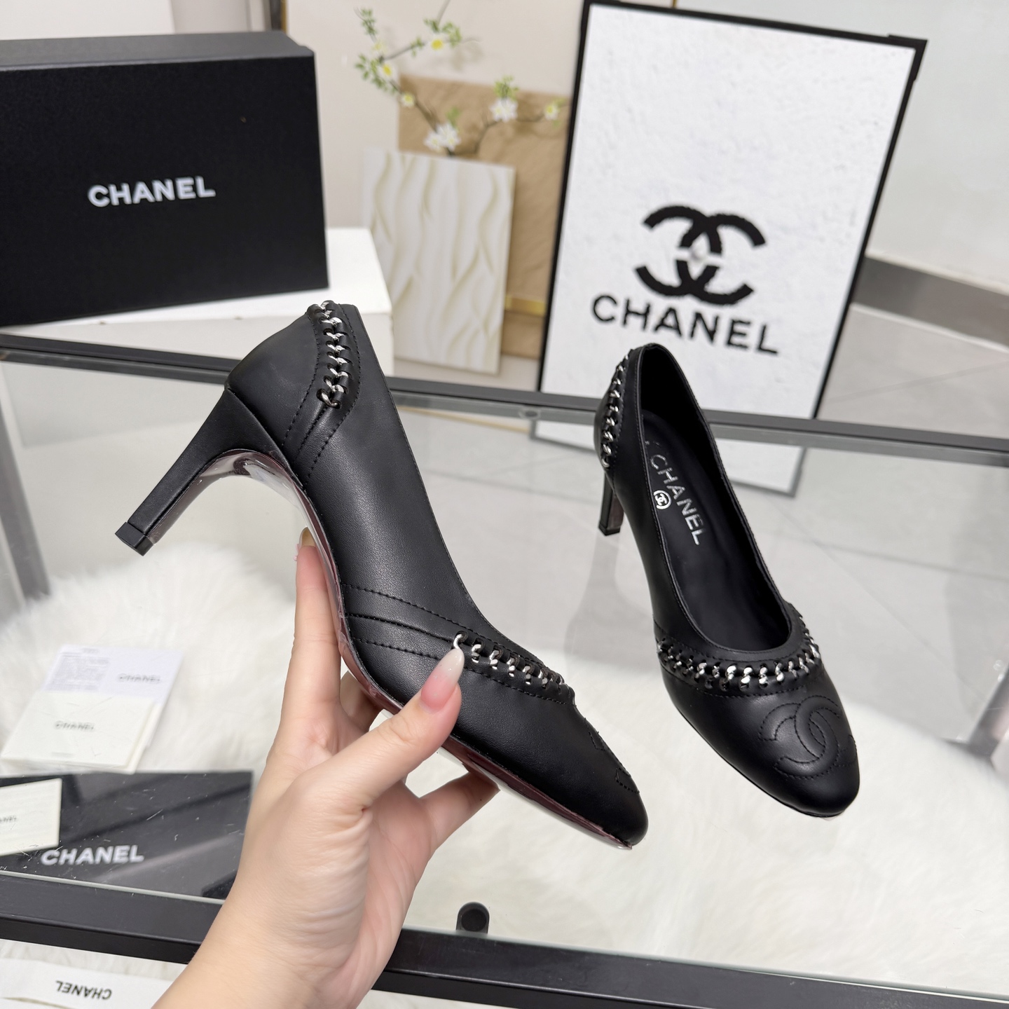 NO:788473,High version of Xiaoxiangjia shoes CHANE*｜, a big hit!  Xiaoxiang's 2026 official website Chanel's new four-season shoes for early spring, the new series of loafers are full of retro style and delicate shoe shape. They look very pleasing to the eye. The small square toe makes the feet thinner, and the upper feet give people a kind of retro feeling shoes of the era. New models from European and American catwalks. Popular products look beautiful when worn on the legs. Series of shoes 1 Original customized cowhide 2 Original sheepskin lining insole 3 Outsole: Original genuine leather outsole. Heel height 7 cm  4 sizes 35-41 (40 41 customized, non-returnable), high heels, chanel, chanel, chanel, loafers, high heels, cowhide, sheepskin, Leather soles19860909高版本小香家单鞋CHANE*｜,大爆款！小香2026官网香奈儿早春新款四季单鞋,系列新品乐福鞋满满的复古风 秀气的鞋型 看着就很讨喜,小方头衬托脚也变得瘦瘦的,上脚给人就是一种年代的复古情怀鞋、欧美走秀新款,爆款产品穿起来美腿.系列单鞋 1原版定制牛皮 2原版羊皮内里鞋垫 3大底:原板真皮大底.跟高7厘米 4码数35-41（40 41定做不退换）,高跟鞋单鞋,chanel,chanel,chanel,loafers,high heels,cowhide,sheepskin,Leather soles,Women's Shoes