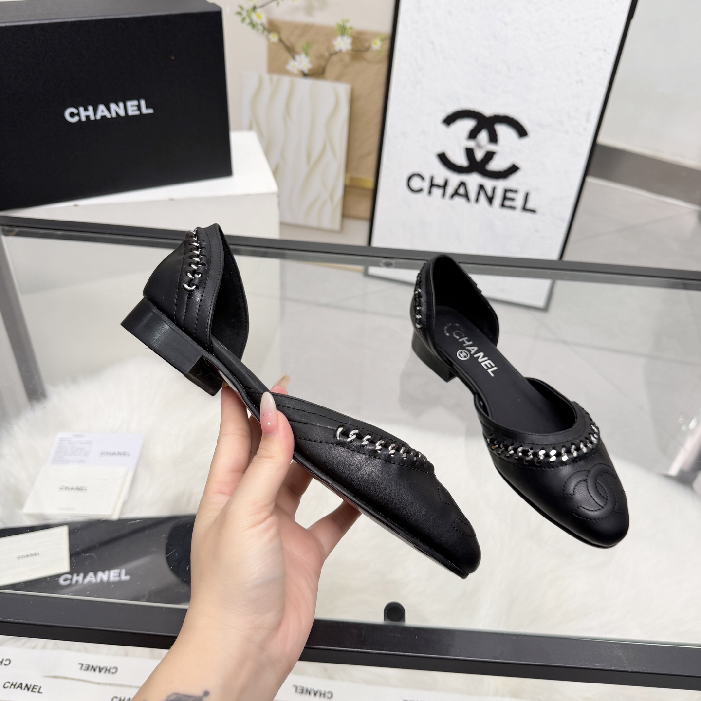 NO:788490,High version of Xiaoxiangjia shoes CHANE*｜, a big hit!  Xiaoxiang 2026 official website Chanel's new four-season shoes for early spring, the new series of loafers are full of retro style and the delicate shoe shape is very pleasing to look at. The small square toe makes the feet thinner, and the upper feet give people a kind of retro feeling shoes of the era. New models from European and American catwalks. Popular products look beautiful when worn on the legs. Series of shoes 1 original customized cowhide 2 original sheepskin lining insole 3 outsole: original genuine leather outsole. Heel height 2 cm  4 sizes 35-41 (40 41 customized, non-returnable), high heels, chanel, chanel, chanel, loafers, high heels, cowhide, sheepskin, Leather soles19860909高版本小香家单鞋CHANE*｜,大爆款！小香2026官网香奈儿早春新款四季单鞋,系列新品乐福鞋满满的复古风 秀气的鞋型 看着就很讨喜,小方头衬托脚也变得瘦瘦的,上脚给人就是一种年代的复古情怀鞋、欧美走秀新款,爆款产品穿起来美腿.系列单鞋 1原版定制牛皮 2原版羊皮内里鞋垫 3大底:原板真皮大底.跟高2厘米 4码数35-41（40 41定做不退换）,高跟鞋单鞋,chanel,chanel,chanel,loafers,high heels,cowhide,sheepskin,Leather soles,Women's Shoes