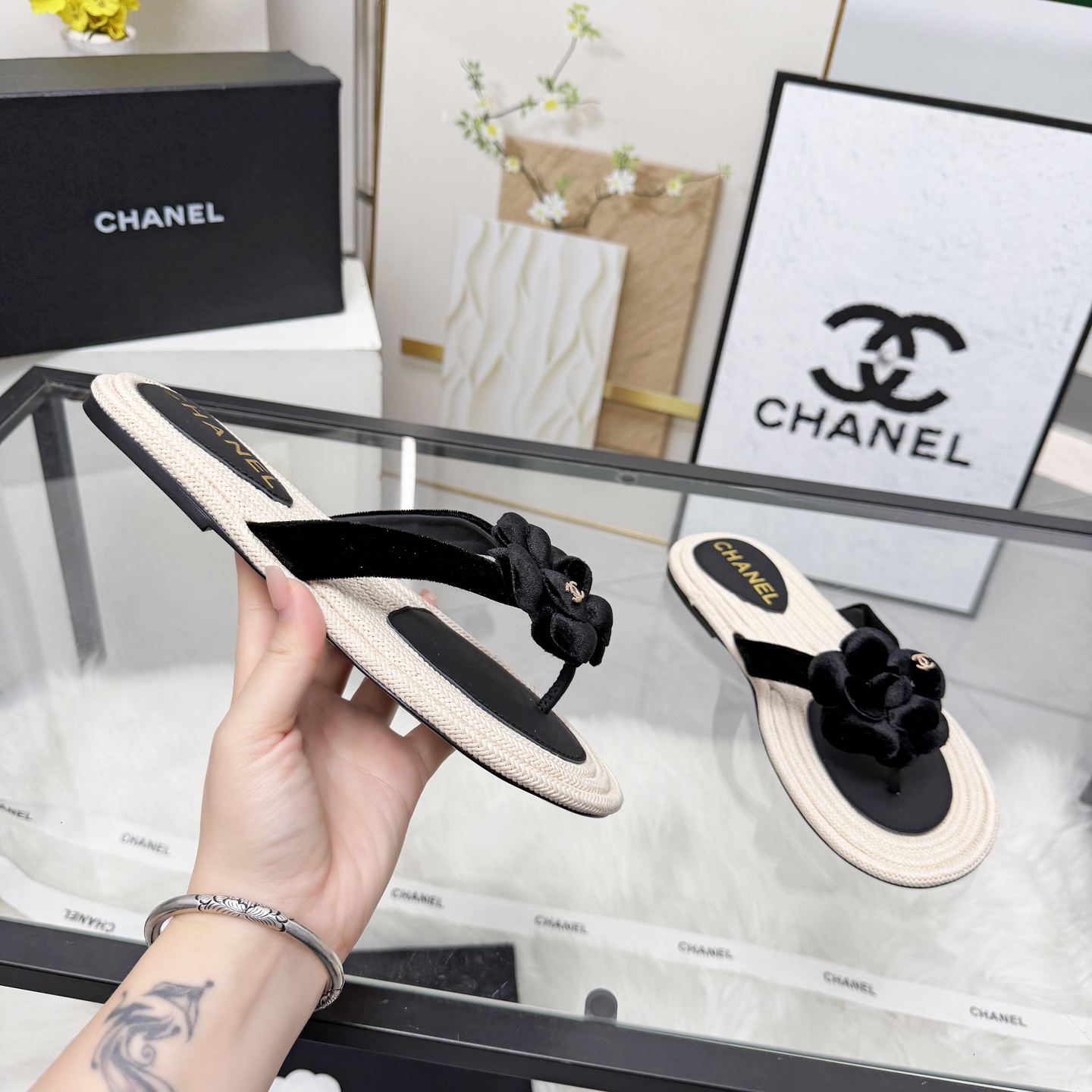 NO:788480,High version of Xiaoxiangjia sandals CHANE*｜, a big hit!  Chanel 2026 official website early spring new Chanel sandals. The new series of loafers are full of retro style and the delicate shoe shape is very pleasing to look at. The small round toe makes the feet slimmer, and the upper feet give people a kind of retro feeling shoes of the era. New models for European and American catwalks. Popular products that look beautiful on the legs. Series of camellia sandals 1. Original customized sheepskin surface/cowhide original molded hardware 2. Original sheepskin lining insole  3 outsole: original leather outsole. 4 sizes 35-41 (40 41 custom-made and non-returnable), split-toe shoes, chanel, chanel, chanel, loafers, sandals, cowhide, sheepskin, Leather soles19860909高版本小香家凉鞋CHANE*｜,大爆款！香奈儿2026官网早春新款香奈儿凉鞋.系列新品乐福鞋满满的复古风 秀气的鞋型 看着就很讨喜,小圆头衬托脚也变得瘦瘦的,上脚给人就是一种年代的复古情怀鞋、欧美走秀新款,爆款产品穿起来美腿.系列山茶花凉鞋 1原版定制羊皮面/牛皮原版开模五金 2原版羊皮内里鞋垫 3大底:原版真皮大底. 4码数35-41（40 41定做不退换）,分趾鞋,chanel,chanel,chanel,loafers,sandals,cowhide,sheepskin,Leather soles,Women's Shoes