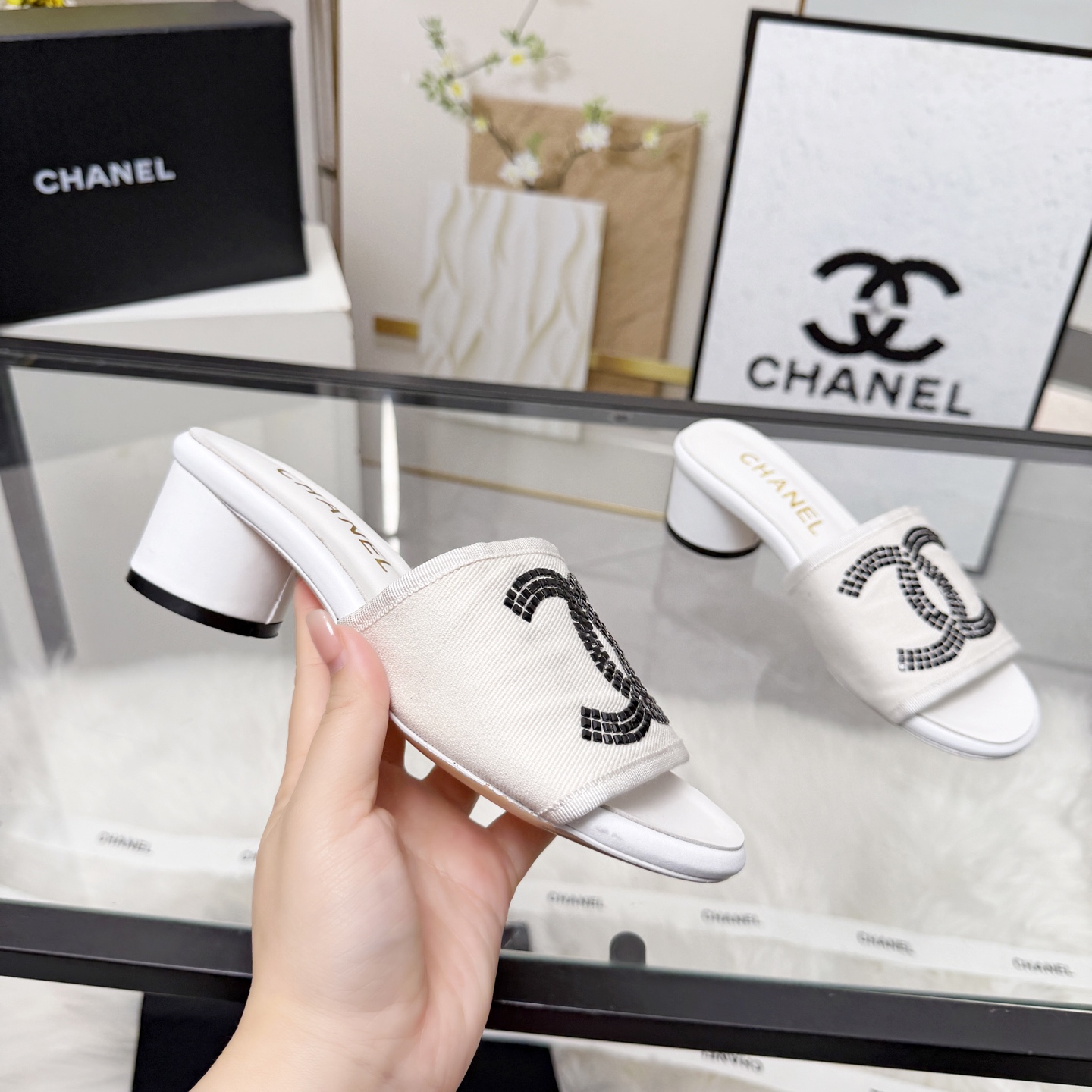 NO:788474,High version of Xiaoxiangjia sandals CHANE*｜, a big hit!  Xiaoxiang's 2026 official website early spring new style. Chanel's new sandals and dancing shoes series new loafers are full of retro style and elegant shoe shape. They look very pleasing to the eye. The small round toe makes the feet thinner. The upper feet give people the retro feeling shoes of the first generation, new European and American catwalk styles, popular products 1. Original customized mesh/customized fabric 2. Original sheepskin lining 3. Outsole: original leather outsole. Heel height 5 cm  4 code number 35-41 (40 41 customized, non-returnable), slippers, chanel, chanel, chanel, loafers, sandals, slippers, sheepskin, Leather soles19860909高版本小香家凉鞋CHANE*｜,大爆款！小香2026官网早春新款.香奈儿新款凉鞋跳舞鞋系列新品乐福鞋满满的复古风 秀气的鞋型 看着就很讨喜,小圆头 衬托脚也变得瘦瘦的,上脚给人就是一年代的复古情怀鞋、欧美走秀新款,爆款产品 1原版定制网面/定制面料 2原版内里羊皮 3大底:原版真皮大底.跟高5厘米 4码数35-41（40 41定做不退换）,拖鞋,chanel,chanel,chanel,loafers,sandals,slippers,sheepskin,Leather soles,Women's Shoes