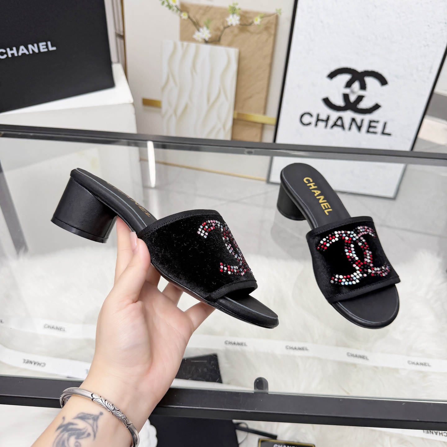 NO:788459,High version of Xiaoxiangjia sandals CHANE*｜, a big hit!  Xiaoxiang's 2026 official website early spring new style. Chanel's new sandals and dancing shoes series new loafers are full of retro style and elegant shoe shape. They look very pleasing to the eye. The small round toe makes the feet thinner. The upper feet give people the retro feeling shoes of the first generation, new European and American catwalk styles, popular products 1. Original customized mesh/customized fabric 2. Original sheepskin lining 3. Outsole: original leather outsole. Heel height 5 cm  4 code number 35-41 (40 41 customized, non-returnable), slippers, chanel, chanel, chanel, loafers, sandals, slippers, sheepskin, Leather soles19860909高版本小香家凉鞋CHANE*｜,大爆款！小香2026官网早春新款.香奈儿新款凉鞋跳舞鞋系列新品乐福鞋满满的复古风 秀气的鞋型 看着就很讨喜,小圆头 衬托脚也变得瘦瘦的,上脚给人就是一年代的复古情怀鞋、欧美走秀新款,爆款产品 1原版定制网面/定制面料 2原版内里羊皮 3大底:原版真皮大底.跟高5厘米 4码数35-41（40 41定做不退换）,拖鞋,chanel,chanel,chanel,loafers,sandals,slippers,sheepskin,Leather soles,Women's Shoes