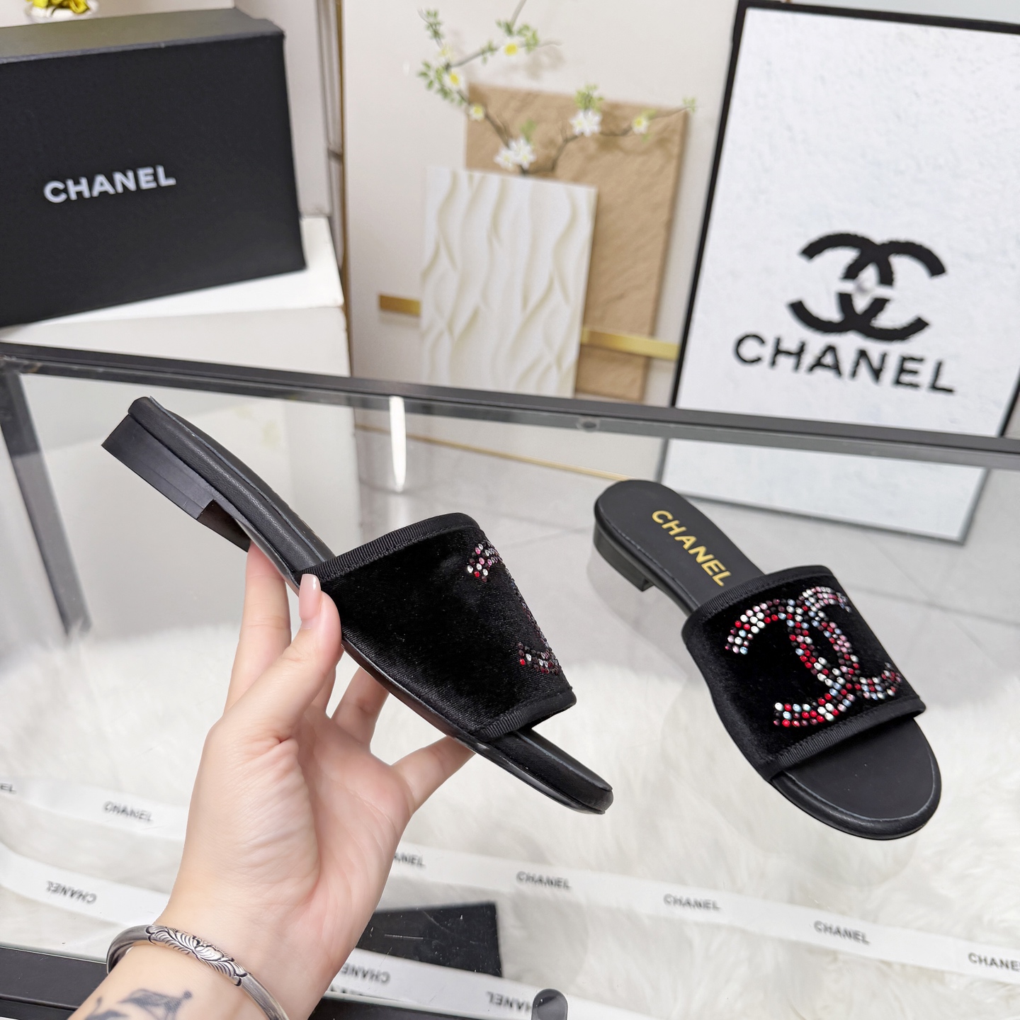 NO:788462,High version of Xiaoxiangjia sandals CHANE*｜, a big hit!  Xiaoxiang 2026 official website early spring new style. Chanel's new sandals and dancing shoes series new loafers are full of retro style and elegant shoe shape. They are very pleasing to look at. The small round toes make the feet thinner. The upper feet give people the retro feeling shoes of the first generation, new European and American catwalk styles, hot products. 1 Original customized mesh/custom fabric 2 Original inner sheepskin 3 Outsole: Original genuine leather outsole.  4 code number 35-41 (40 41 customized, non-returnable), slippers, chanel, chanel, chanel, loafers, sandals, slippers, sheepskin, Leather soles19860909高版本小香家凉鞋CHANE*｜,大爆款！小香2026官网早春新款.香奈儿新款凉鞋跳舞鞋系列新品乐福鞋满满的复古风 秀气的鞋型 看着就很讨喜,小圆头 衬托脚也变得瘦瘦的,上脚给人就是一年代的复古情怀鞋、欧美走秀新款,爆款产品 1原版定制网面/定制面料 2原版内里羊皮 3大底:原版真皮大底. 4码数35-41（40 41定做不退换）,拖鞋,chanel,chanel,chanel,loafers,sandals,slippers,sheepskin,Leather soles,Women's Shoes