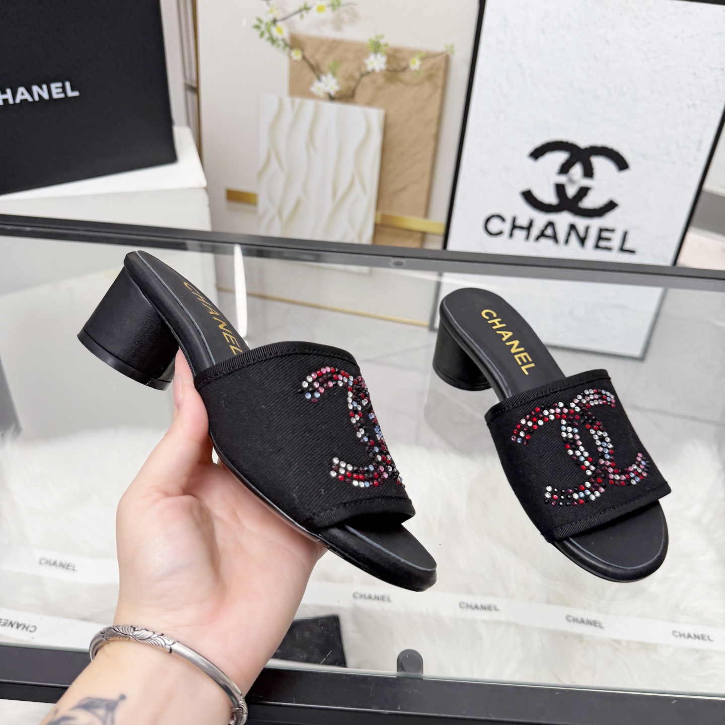 NO:788465,High version of Xiaoxiangjia sandals CHANE*｜, a big hit!  Xiaoxiang's 2026 official website early spring new style. Chanel's new sandals and dancing shoes series new loafers are full of retro style and elegant shoe shape. They look very pleasing to the eye. The small round toe makes the feet thinner. The upper feet give people the retro feeling shoes of the first generation, new European and American catwalk styles, popular products 1. Original customized mesh/customized fabric 2. Original sheepskin lining 3. Outsole: original leather outsole. Heel height 5 cm  4 code number 35-41 (40 41 customized, non-returnable), slippers, chanel, chanel, chanel, loafers, sandals, slippers, sheepskin, Leather soles19860909高版本小香家凉鞋CHANE*｜,大爆款！小香2026官网早春新款.香奈儿新款凉鞋跳舞鞋系列新品乐福鞋满满的复古风 秀气的鞋型 看着就很讨喜,小圆头 衬托脚也变得瘦瘦的,上脚给人就是一年代的复古情怀鞋、欧美走秀新款,爆款产品 1原版定制网面/定制面料 2原版内里羊皮 3大底:原版真皮大底.跟高5厘米 4码数35-41（40 41定做不退换）,拖鞋,chanel,chanel,chanel,loafers,sandals,slippers,sheepskin,Leather soles,Women's Shoes