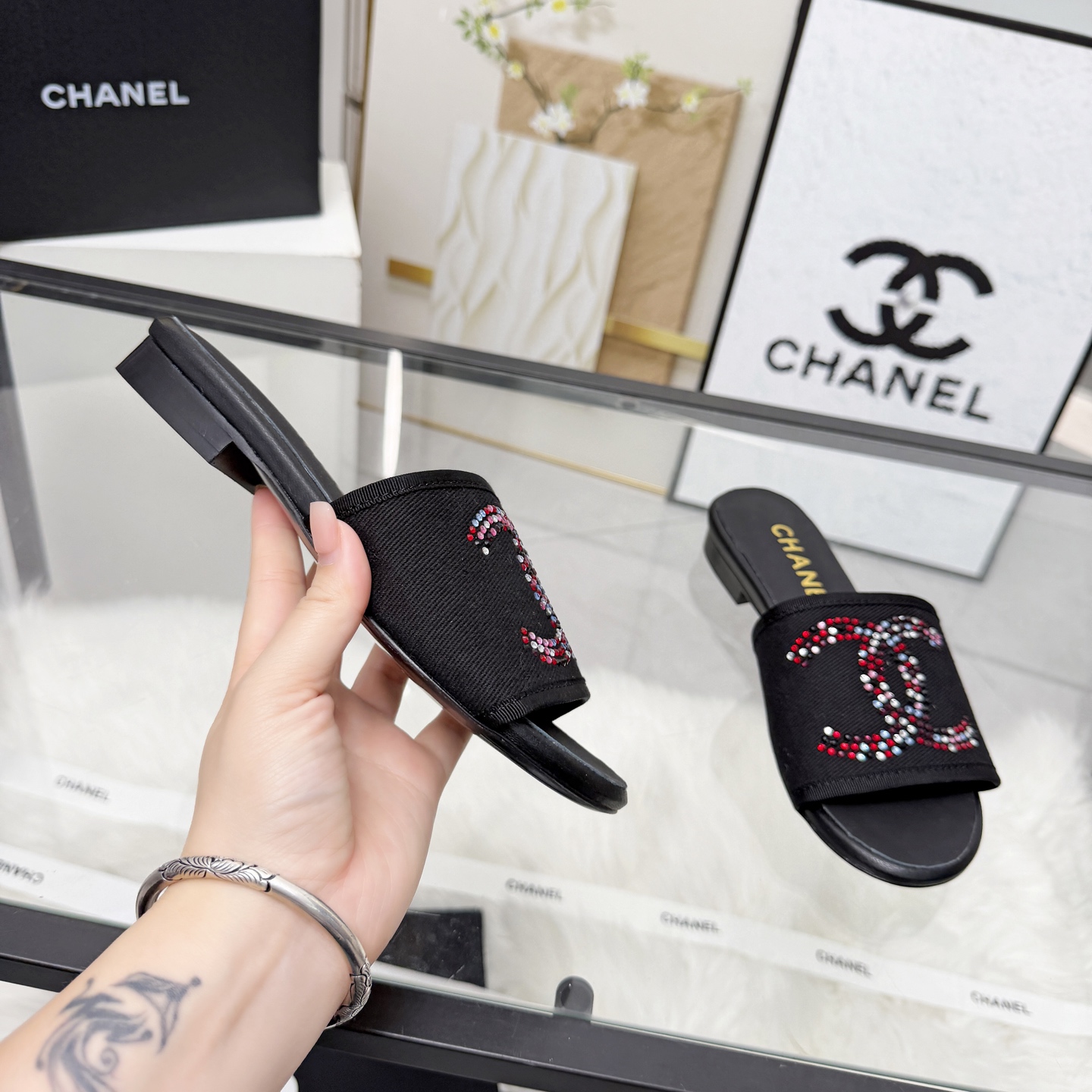 NO:788468,High version of Xiaoxiangjia sandals CHANE*｜, a big hit!  Xiaoxiang 2026 official website early spring new style. Chanel's new sandals and dancing shoes series new loafers are full of retro style and elegant shoe shape. They are very pleasing to look at. The small round toes make the feet thinner. The upper feet give people the retro feeling shoes of the first generation, new European and American catwalk styles, hot products. 1 Original customized mesh/custom fabric 2 Original inner sheepskin 3 Outsole: Original genuine leather outsole.  4 code number 35-41 (40 41 customized, non-returnable), slippers, chanel, chanel, chanel, loafers, sandals, slippers, sheepskin, Leather soles19860909高版本小香家凉鞋CHANE*｜,大爆款！小香2026官网早春新款.香奈儿新款凉鞋跳舞鞋系列新品乐福鞋满满的复古风 秀气的鞋型 看着就很讨喜,小圆头 衬托脚也变得瘦瘦的,上脚给人就是一年代的复古情怀鞋、欧美走秀新款,爆款产品 1原版定制网面/定制面料 2原版内里羊皮 3大底:原版真皮大底. 4码数35-41（40 41定做不退换）,拖鞋,chanel,chanel,chanel,loafers,sandals,slippers,sheepskin,Leather soles,Women's Shoes