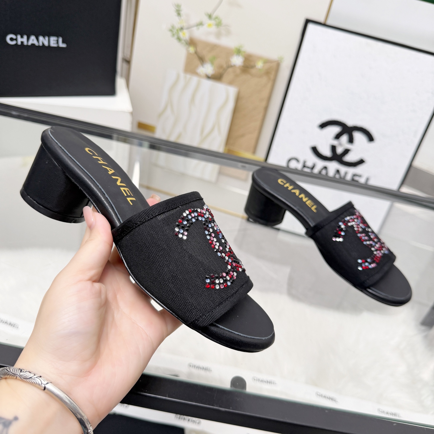 NO:788471,High version of Xiaoxiangjia sandals CHANE*｜, a big hit!  Xiaoxiang's 2026 official website early spring new style. Chanel's new sandals and dancing shoes series new loafers are full of retro style and elegant shoe shape. They look very pleasing to the eye. The small round toe makes the feet thinner. The upper feet give people the retro feeling shoes of the first generation, new European and American catwalk styles, popular products 1. Original customized mesh/customized fabric 2. Original sheepskin lining 3. Outsole: original leather outsole. Heel height 5 cm  4 code number 35-41 (40 41 customized, non-returnable), slippers, chanel, chanel, chanel, loafers, sandals, slippers, sheepskin, Leather soles19860909高版本小香家凉鞋CHANE*｜,大爆款！小香2026官网早春新款.香奈儿新款凉鞋跳舞鞋系列新品乐福鞋满满的复古风 秀气的鞋型 看着就很讨喜,小圆头 衬托脚也变得瘦瘦的,上脚给人就是一年代的复古情怀鞋、欧美走秀新款,爆款产品 1原版定制网面/定制面料 2原版内里羊皮 3大底:原版真皮大底.跟高5厘米 4码数35-41（40 41定做不退换）,拖鞋,chanel,chanel,chanel,loafers,sandals,slippers,sheepskin,Leather soles,Women's Shoes