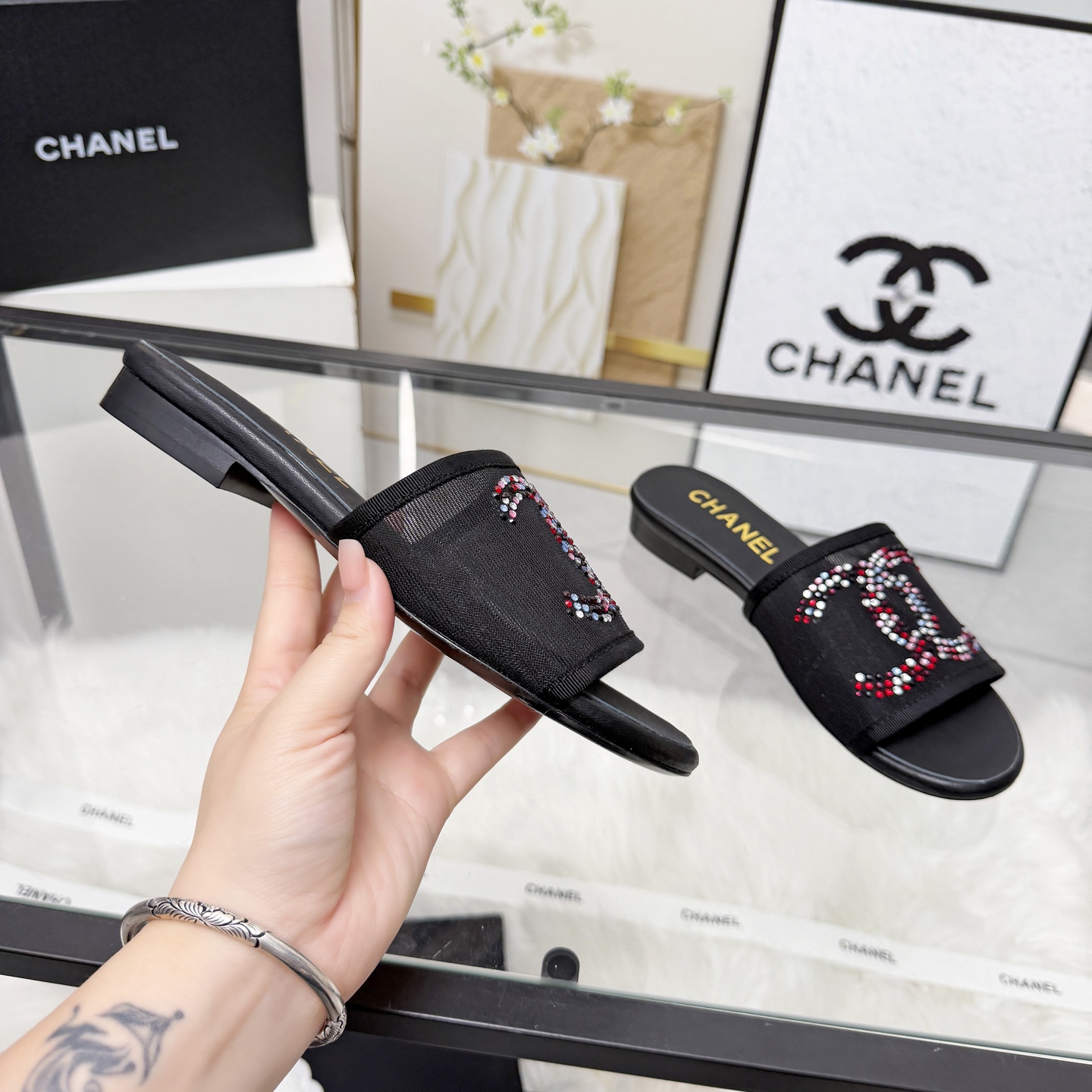 NO:788472,High version of Xiaoxiangjia sandals CHANE*｜, a big hit!  Xiaoxiang 2026 official website early spring new style. Chanel's new sandals and dancing shoes series new loafers are full of retro style and elegant shoe shape. They are very pleasing to look at. The small round toes make the feet thinner. The upper feet give people the retro feeling shoes of the first generation, new European and American catwalk styles, hot products. 1 Original customized mesh/custom fabric 2 Original inner sheepskin 3 Outsole: Original genuine leather outsole.  4 code number 35-41 (40 41 customized, non-returnable), slippers, chanel, chanel, chanel, loafers, sandals, slippers, sheepskin, Leather soles19860909高版本小香家凉鞋CHANE*｜,大爆款！小香2026官网早春新款.香奈儿新款凉鞋跳舞鞋系列新品乐福鞋满满的复古风 秀气的鞋型 看着就很讨喜,小圆头 衬托脚也变得瘦瘦的,上脚给人就是一年代的复古情怀鞋、欧美走秀新款,爆款产品 1原版定制网面/定制面料 2原版内里羊皮 3大底:原版真皮大底. 4码数35-41（40 41定做不退换）,拖鞋,chanel,chanel,chanel,loafers,sandals,slippers,sheepskin,Leather soles,Women's Shoes