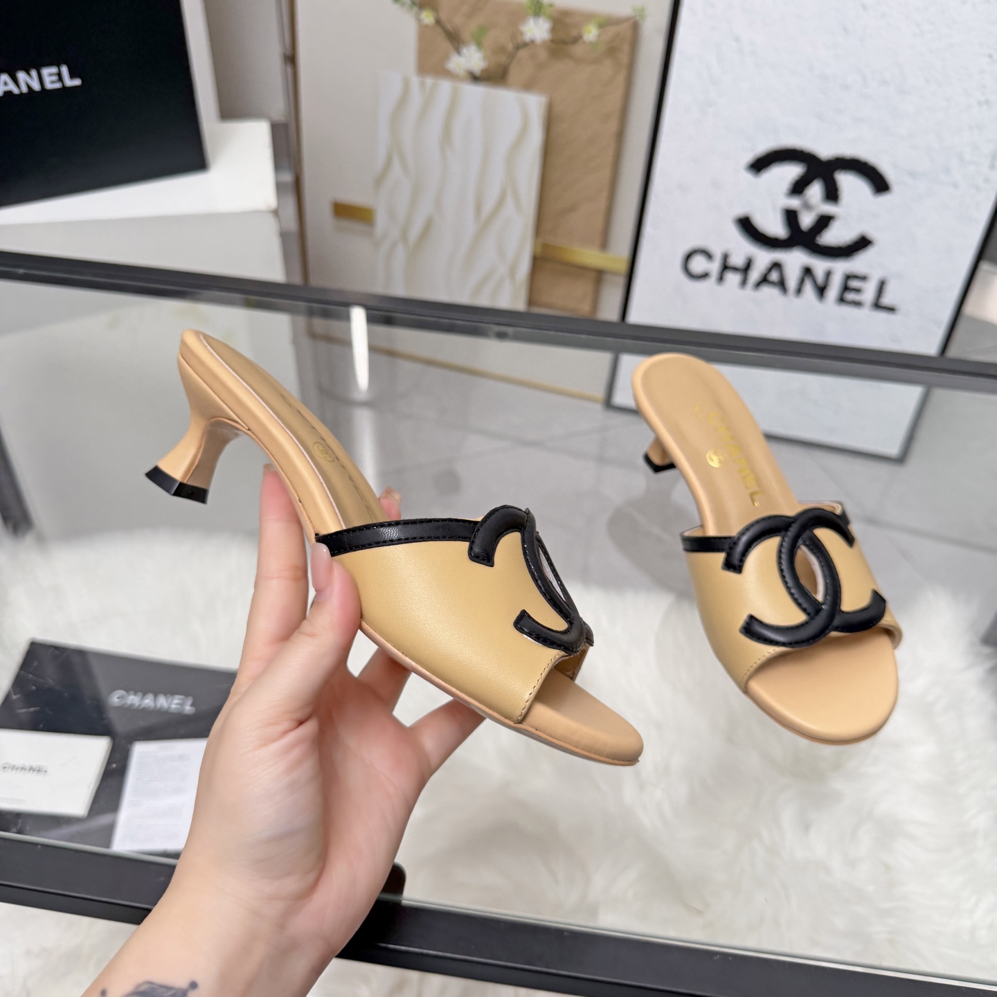 NO:788450,High version of Xiaoxiangjia sandals CHANE*｜, a big hit!  Xiaoxiang 2025 official website Chanel's new sandals and dancing shoes series new loafers are full of retro style. The delicate shoe shape is very pleasing to look at. The small round toe makes the feet thinner. The upper feet give people the retro feeling shoes of the first generation, new European and American catwalk styles, hot products 1 Original customized surface sheepskin/cowhide 2 Original inner sheepskin 3 Outsole: Original genuine leather outsole. Heel height 5 cm  4 code number 35-41 (40 41 customized, non-returnable), slippers, chanel, chanel, chanel, loafers, sandals, slippers, cowhide, sheepskin, Leather soles19860909高版本小香家凉鞋CHANE*｜,大爆款！小香2025官网香奈儿新款凉鞋跳舞鞋系列新品乐福鞋满满的复古风 秀气的鞋型 看着就很讨喜,小圆头 衬托脚也变得瘦瘦的,上脚给人就是一年代的复古情怀鞋、欧美走秀新款,爆款产品 1原版定制面羊皮/牛皮 2原版内里羊皮 3大底:原版真皮大底.跟高5厘米 4码数35-41（40 41定做不退换）,拖鞋,chanel,chanel,chanel,loafers,sandals,slippers,cowhide,sheepskin,Leather soles,Women's Shoes