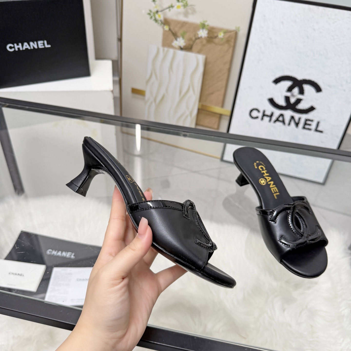 NO:788453,High version of Xiaoxiangjia sandals CHANE*｜, a big hit!  Xiaoxiang 2026 official website early spring new style. Chanel's new sandals and dancing shoes series new loafers are full of retro style. The delicate shoe shape is very pleasing to look at. The small round head makes the feet thinner. The upper feet give people the retro feeling shoes of the first generation, European and American catwalk new styles, popular products. 1 Original customized cowhide/sheepskin 2 Original inner sheepskin 3 Outsole: Original leather outsole. Heel height 5 cm  4 code number 35-41 (40 41 customized, non-returnable), slippers, chanel, chanel, chanel, loafers, sandals, slippers, cowhide, sheepskin, Leather soles19860909高版本小香家凉鞋CHANE*｜,大爆款！小香2026官网早春新款.香奈儿新款凉鞋跳舞鞋系列新品乐福鞋满满的复古风 秀气的鞋型 看着就很讨喜,小圆头 衬托脚也变得瘦瘦的,上脚给人就是一年代的复古情怀鞋、欧美走秀新款,爆款产品 1原版定制牛皮/羊皮 2原版内里羊皮 3大底:原版真皮大底.跟高5厘米 4码数35-41（40 41定做不退换）,拖鞋,chanel,chanel,chanel,loafers,sandals,slippers,cowhide,sheepskin,Leather soles,Women's Shoes