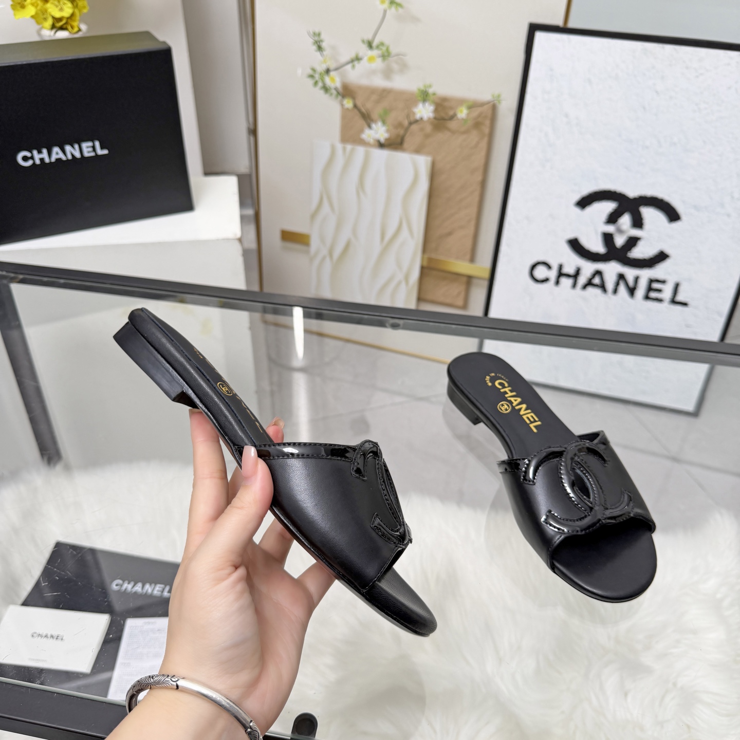 NO:788456,High version of Xiaoxiangjia sandals CHANE*｜, a big hit!  Xiaoxiang's 2026 official website early spring new model. Chanel's new sandals and dancing shoes series new loafers are full of retro style. The delicate shoe shape is very pleasing to look at. The small round toe makes the feet thinner. The upper foot gives people the retro feeling shoes of the first generation, European and American catwalk models, hot products. 1 Original customized cowhide/sheepskin 2 Original inner sheepskin 3 Outsole: Original genuine leather outsole.  4 code number 35-41 (40 41 customized, non-returnable), slippers, chanel, chanel, chanel, loafers, sandals, slippers, cowhide, sheepskin, Leather soles19860909高版本小香家凉鞋CHANE*｜,大爆款！小香2026官网早春新款.香奈儿新款凉鞋跳舞鞋系列新品乐福鞋满满的复古风 秀气的鞋型 看着就很讨喜,小圆头 衬托脚也变得瘦瘦的,上脚给人就是一年代的复古情怀鞋、欧美走秀新款,爆款产品 1原版定制牛皮/羊皮 2原版内里羊皮 3大底:原版真皮大底. 4码数35-41（40 41定做不退换）,拖鞋,chanel,chanel,chanel,loafers,sandals,slippers,cowhide,sheepskin,Leather soles,Women's Shoes