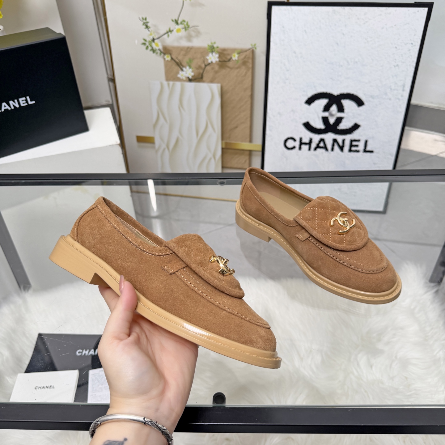 NO:788447,High version of Xiaoxiangjia shoes CHANE*｜, a big hit!  Xiaoxiang 2026 official website Chanel single shoes for all seasons, a new series of loafers full of retro style. The delicate shoe shape is very pleasing to look at. The small round toe makes the feet thinner. The upper foot gives people a kind of retro feeling shoes of the era. New models for European and American catwalks. Hot products. It looks beautiful when worn. 1. Original customized cowhide/denim/suede/sheepskin original molded hardware 2. Original silk sheepskin lining  3 outsole: original leather outsole. 4 size 35-41 (40 41 custom-made, non-returnable), loafers, chanel, chanel, chanel, loafers, cowhide, sheepskin, Leather soles19860909高版本小香家单鞋CHANE*｜,大爆款！小香2026官网香奈儿四季单鞋,系列新品乐福鞋满满的复古风 秀气的鞋型 看着就很讨喜,小圆头 衬托脚也变得瘦瘦的,上脚给人就是一种年代的复古情怀鞋、欧美走秀新款,爆款产品.穿起来美腿, 1原版定制牛皮/牛仔布/绒面/羊皮原版开模五金 2原版丝绸羊皮内里 3大底:原版真皮大底. 4码数35-41（40 41定做不退换）,乐福鞋,chanel,chanel,chanel,loafers,cowhide,sheepskin,Leather soles,Women's Shoes