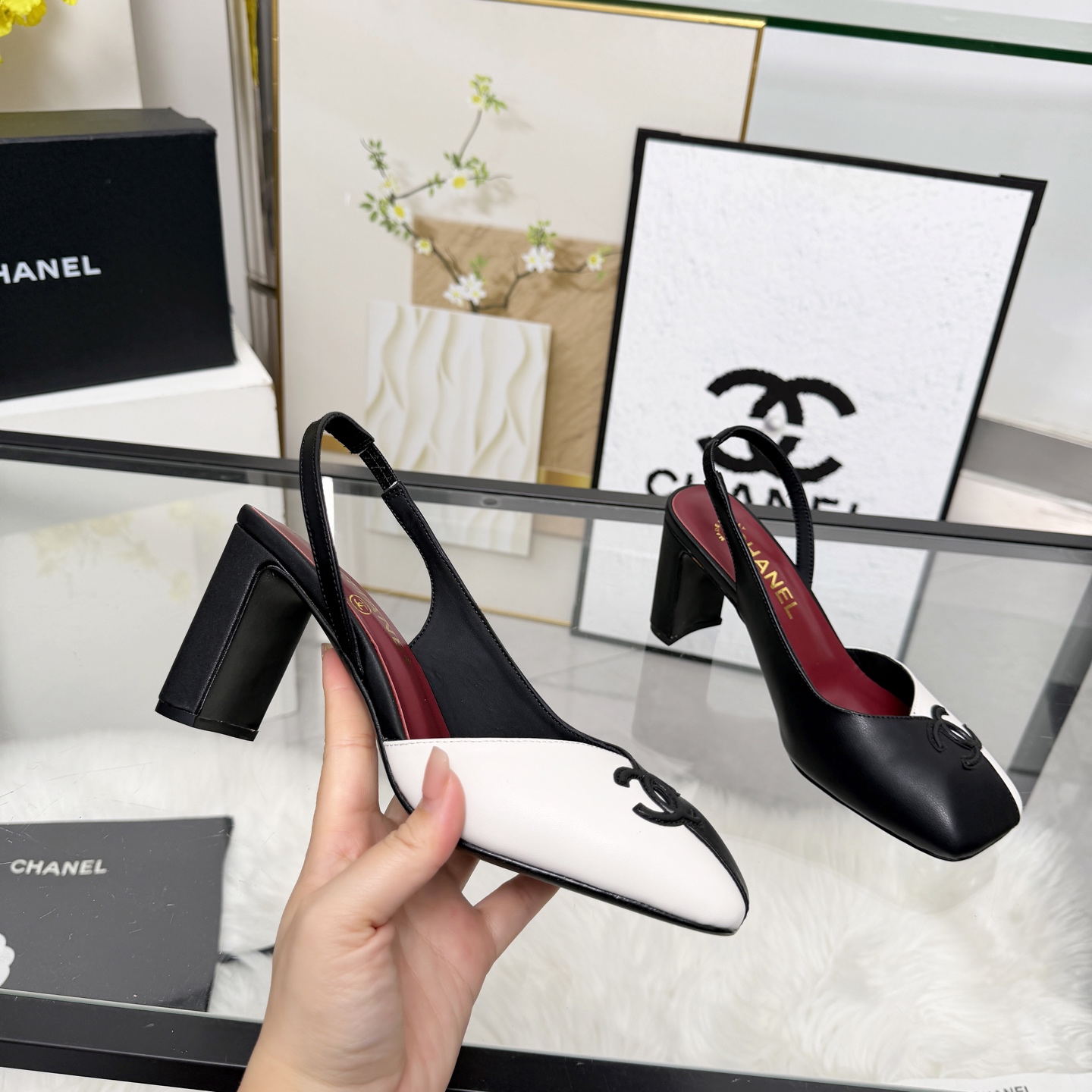 NO:788470,High version of Xiaoxiangjia sandals CHANE*｜, a big hit!  Xiaoxiang 2026 official website early spring new style. Chanel's new sandals and dancing shoes series new loafers are full of retro style and delicate shoe shape. They look very pleasing to the eye. The small square toe makes the feet thinner. The upper feet give people the retro feeling shoes of the first generation, European and American catwalk new styles, popular products. Original quality development 1 original customized sheepskin 2 original inner sheepskin 3 outsole: original leather outsole. Heel height 7.5 cm  4 code number 35-41 (40 41 customized, non-refundable), sandals, chanel, chanel, chanel, loafers, sandals, sheepskin, Leather soles19860909高版本小香家凉鞋CHANE*｜,大爆款！小香2026官网早春新款.香奈儿新款凉鞋跳舞鞋系列新品乐福鞋满满的复古风 秀气的鞋型 看着就很讨喜,小方头 衬托脚也变得瘦瘦的,上脚给人就是一年代的复古情怀鞋、欧美走秀新款,爆款产品原版品质开发 1原版定制羊皮 2原版内里羊皮 3大底:原版真皮大底.跟高7.5厘米 4码数35-41（40 41定做不退换）,凉鞋,chanel,chanel,chanel,loafers,sandals,sheepskin,Leather soles,Women's Shoes