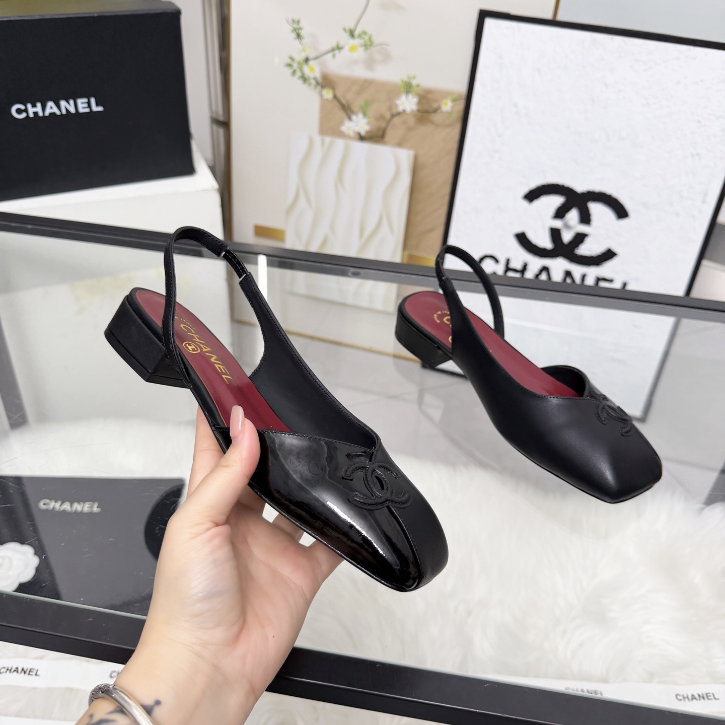 NO:788444,High version of Xiaoxiangjia sandals CHANE*｜, a big hit!  Xiaoxiang's 2026 official website early spring new style. Chanel's new sandals and dancing shoes series new loafers are full of retro style. The delicate shoe shape is very pleasing to look at. The small square toe makes the feet thinner. The upper feet give people the retro feeling shoes of the first generation, European and American catwalk new styles, popular products. Original quality development 1 original customized sheepskin 2 original inner sheepskin 3 outsole: original leather outsole. Heel height 2.5 cm  4 code number 35-41 (40 41 customized, non-refundable), sandals, chanel, chanel, chanel, loafers, sandals, sheepskin, Leather soles19860909高版本小香家凉鞋CHANE*｜,大爆款！小香2026官网早春新款.香奈儿新款凉鞋跳舞鞋系列新品乐福鞋满满的复古风 秀气的鞋型 看着就很讨喜,小方头 衬托脚也变得瘦瘦的,上脚给人就是一年代的复古情怀鞋、欧美走秀新款,爆款产品原版品质开发 1原版定制羊皮 2原版内里羊皮 3大底:原版真皮大底.跟高2.5厘米 4码数35-41（40 41定做不退换）,凉鞋,chanel,chanel,chanel,loafers,sandals,sheepskin,Leather soles,Women's Shoes