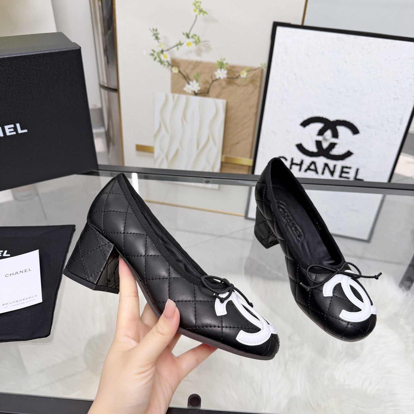 NO:788464,High version of Xiaoxiangjia shoes CHANE*｜, a big hit!  Xiaoxiang 2026 official website Chanel single shoes for all seasons, a new series of loafers full of retro style. The elegant shoe shape is very pleasing to look at. The small round toe makes the feet thinner. The upper foot gives people a kind of retro feeling shoes of the era. It is a new style of European and American catwalks. It looks beautiful when worn on the legs. 1. Original custom-made sheepskin 2. Original silk sheepskin lining 3. Outsole: original molded outsole. Heel height 5.5 cm  4 code number 35-41 (40 41 customized, non-returnable), single shoes, chanel, chanel, chanel, loafers, sheepskin19860909高版本小香家单鞋CHANE*｜,大爆款！小香2026官网香奈儿四季单鞋,系列新品乐福鞋满满的复古风 秀气的鞋型 看着就很讨喜,小圆头 衬托脚也变得瘦瘦的,上脚给人就是一种年代的复古情怀鞋、欧美走秀新款,爆款产品.穿起来美腿, 1原版定制羊皮 2原版丝绸羊皮内里 3大底:原版开模大底.跟高5.5厘米 4码数35-41（40 41定做不退换）,单鞋,chanel,chanel,chanel,loafers,sheepskin,Women's Shoes