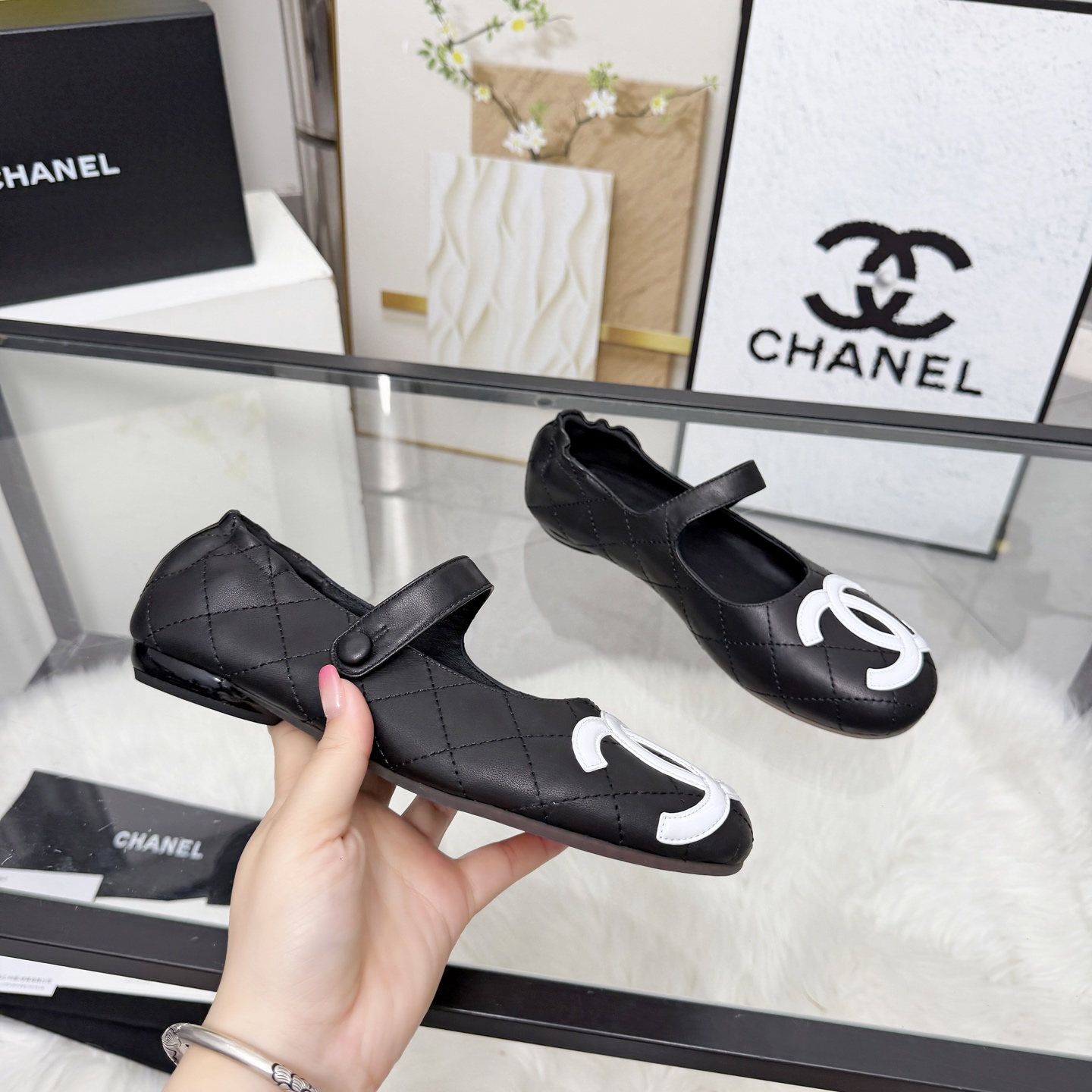 NO:788467,High version of Xiaoxiangjia shoes CHANE*｜, a big hit!  Xiaoxiang 2026 official website Chanel single shoes for all seasons, a series of new loafers full of retro style. The elegant shoe shape is very pleasing to look at. The small round toe makes the feet thinner. The upper foot gives people a kind of retro feeling shoes of the era. It is a new model for European and American catwalks. It looks beautiful when worn on the legs. 1. Original custom-made sheepskin 2. Original silk sheepskin lining 3. Outsole: original molded outsole 4. Size 35-41 (40)  41 Customized (no return or exchange), single shoes, chanel, chanel, chanel, loafers, sheepskin19860909高版本小香家单鞋CHANE*｜,大爆款！小香2026官网香奈儿四季单鞋,系列新品乐福鞋满满的复古风 秀气的鞋型 看着就很讨喜,小圆头 衬托脚也变得瘦瘦的,上脚给人就是一种年代的复古情怀鞋、欧美走秀新款,爆款产品.穿起来美腿, 1原版定制羊皮 2原版丝绸羊皮内里 3大底:原版开模大底 4码数35-41（40 41定做不退换）,单鞋,chanel,chanel,chanel,loafers,sheepskin,Women's Shoes
