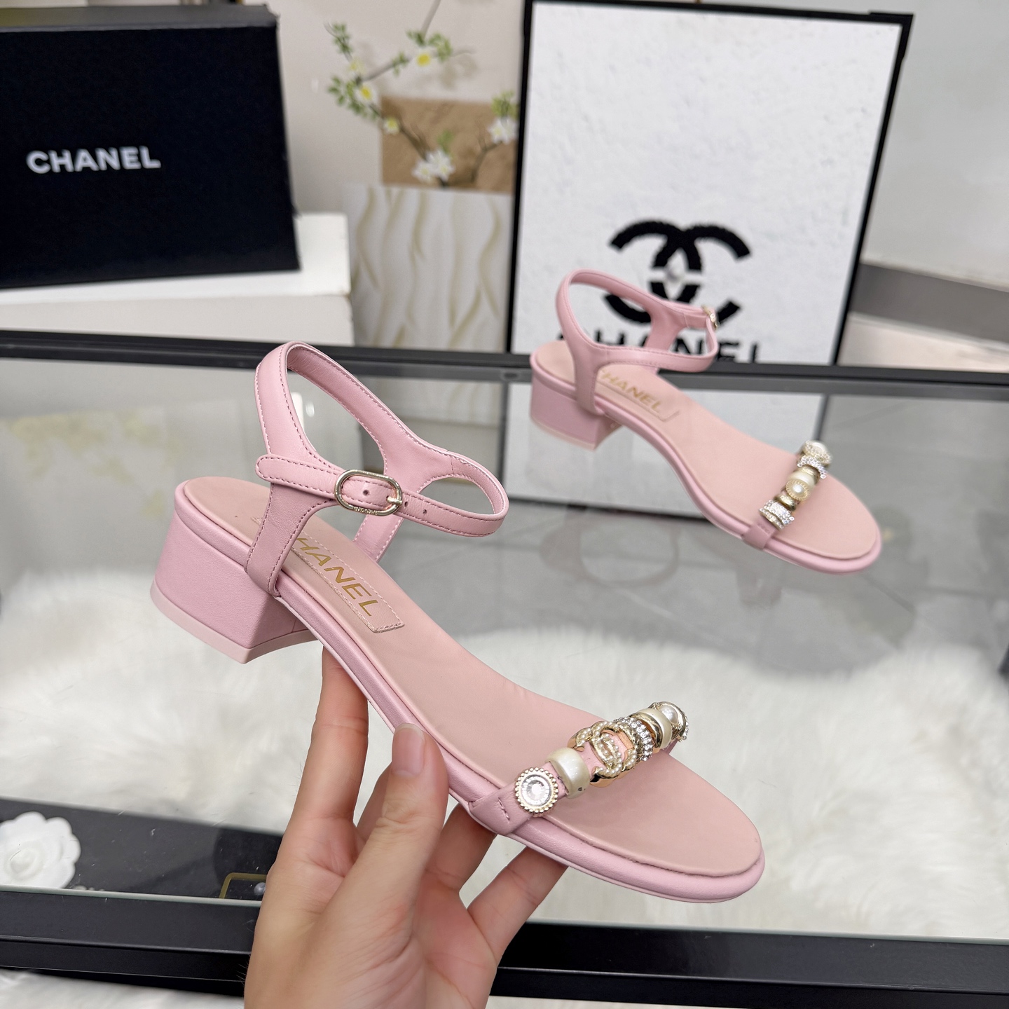 NO:788458,High version of Xiaoxiangjia sandals CHANE*｜, a big hit! 小香2026官网香奈儿新款凉鞋跳舞鞋系列新品乐福鞋满满的复古风 秀气的鞋型 看着就很讨喜,小方头 衬托脚也变得瘦瘦的,上脚给人就是一年代的复古情怀鞋、欧美走秀新款,爆款产品 1原版定制面羊皮 2原版内里羊皮 3大底:原版真皮大底.跟高3.5厘米 4 code number 35-41 (40 41 customized, non-refundable), sandals, chanel, chanel, chanel, loafers, sandals, sheepskin, Leather soles19860909高版本小香家凉鞋CHANE*｜,大爆款！小香2026官网香奈儿新款凉鞋跳舞鞋系列新品乐福鞋满满的复古风 秀气的鞋型 看着就很讨喜,小方头 衬托脚也变得瘦瘦的,上脚给人就是一年代的复古情怀鞋、欧美走秀新款,爆款产品 1原版定制面羊皮 2原版内里羊皮 3大底:原版真皮大底.跟高3.5厘米 4码数35-41（40 41定做不退换）,凉鞋,chanel,chanel,chanel,loafers,sandals,sheepskin,Leather soles,Women's Shoes