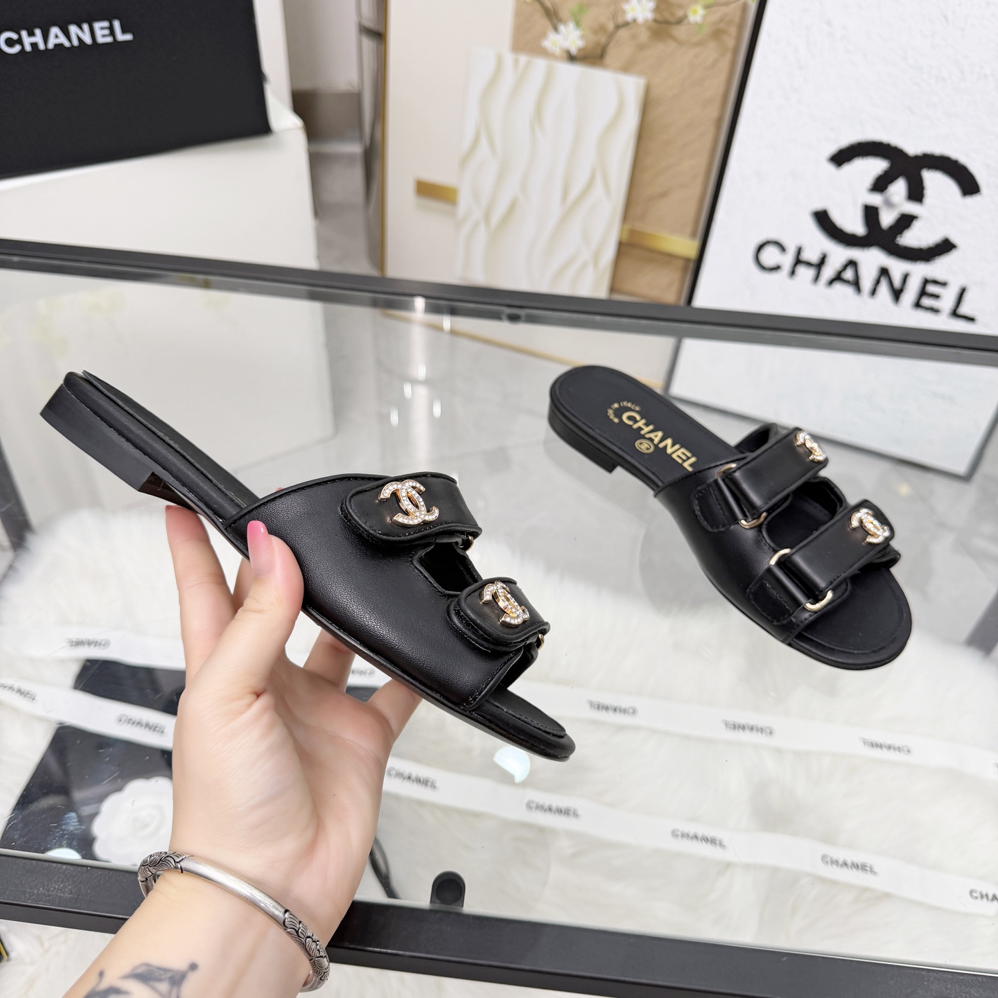 NO:788452,High version of Xiaoxiangjia sandals CHANE*｜, a big hit!  Xiaoxiang 2026 official website Chanel's new sandals and dancing shoes series new loafers are full of retro style. The delicate shoe shape is very pleasing to look at. The small round toe makes the feet thinner. The upper feet give people the retro feeling shoes of the first generation, new European and American catwalk styles, hot products 1. Original customized surface sheepskin/cashmere leather/cowhide original molded custom hardware 2. Original sheepskin lining 3. Outsole: Original genuine leather outsole.  4 code number 35-41 (40 41 customized, non-returnable), slippers, chanel, chanel, chanel, loafers, sandals, slippers, cowhide, sheepskin, Leather soles19860909高版本小香家凉鞋CHANE*｜,大爆款！小香2026官网香奈儿新款凉鞋跳舞鞋系列新品乐福鞋满满的复古风 秀气的鞋型 看着就很讨喜,小圆头衬托脚也变得瘦瘦的,上脚给人就是一年代的复古情怀鞋、欧美走秀新款,爆款产品 1原版定制面羊皮/羊绒皮/牛皮原版开模定制五金 2原版内里羊皮 3大底:原版真皮大底. 4码数35-41（40 41定做不退换）,拖鞋,chanel,chanel,chanel,loafers,sandals,slippers,cowhide,sheepskin,Leather soles,Women's Shoes