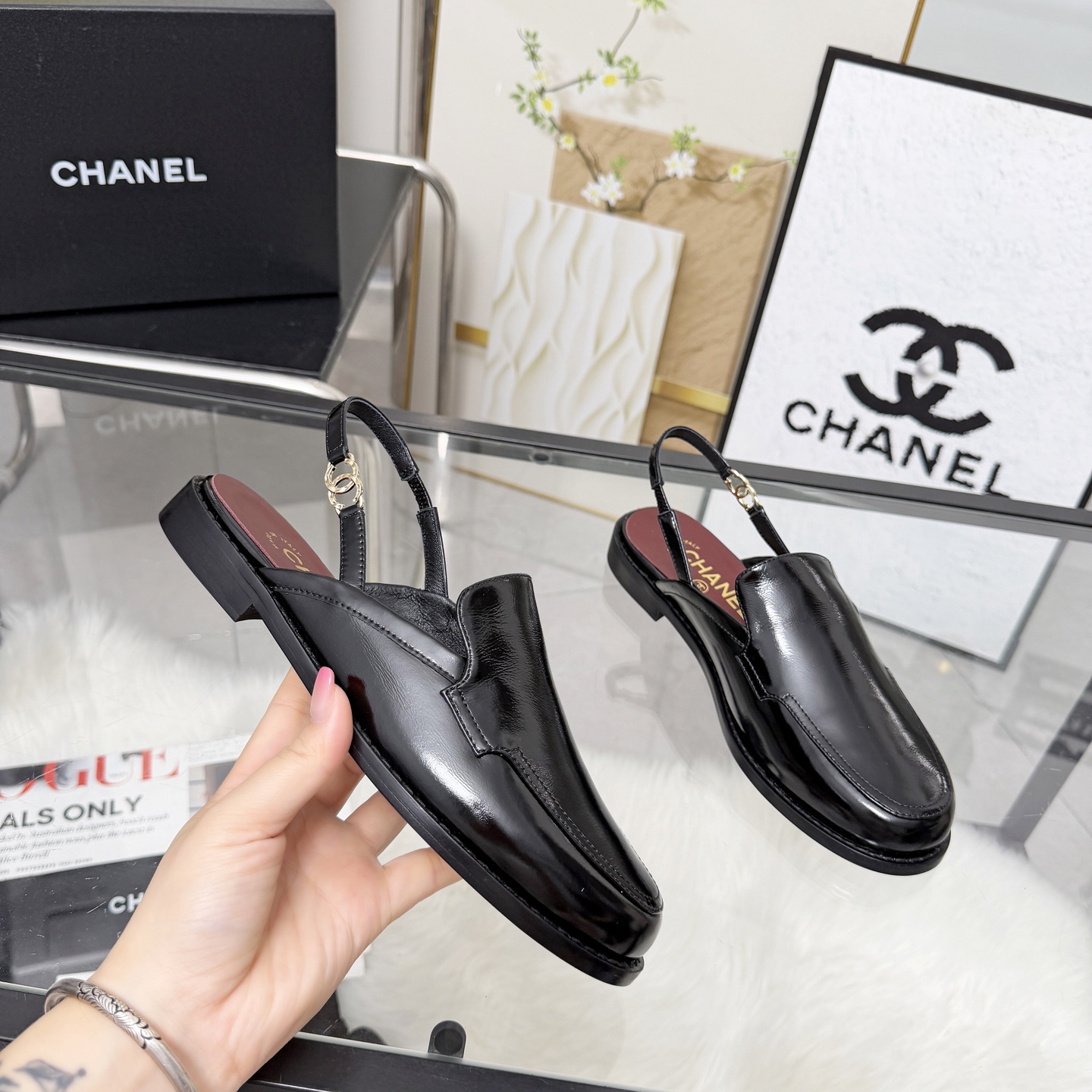 NO:788446,High version of Xiaoxiangjia shoes CHANE*｜, a big hit!  Xiaoxiang 2026 official website Chanel single shoes for all seasons, a new series of loafers full of retro style. The delicate shoe shape is very pleasing to look at. The small square toe makes the feet thinner. The upper foot gives people a kind of retro feeling shoes of the era. New models on European and American catwalks. Hot products. It looks beautiful when worn on the legs. 1. Original custom-made sheepskin/patent leather/butter leather original molded hardware buckle 2. Original silk sheepskin lining  3 outsole: original Italian leather outsole. 4 sizes 35-41 (40 41 custom-made and non-returnable), sandals, chanel, chanel, chanel, loafers, sandals, sheepskin, Leather soles19860909高版本小香家单鞋CHANE*｜,大爆款！小香2026官网香奈儿四季单鞋,系列新品乐福鞋满满的复古风 秀气的鞋型 看着就很讨喜,小方头 衬托脚也变得瘦瘦的,上脚给人就是一种年代的复古情怀鞋、欧美走秀新款,爆款产品.穿起来美腿, 1原版定制羊皮/漆皮/牛油皮原版开模五金扣 2原版丝绸羊皮内里 3大底:原版意大利真皮大底. 4码数35-41（40 41定做不退换）,凉鞋,chanel,chanel,chanel,loafers,sandals,sheepskin,Leather soles,Women's Shoes