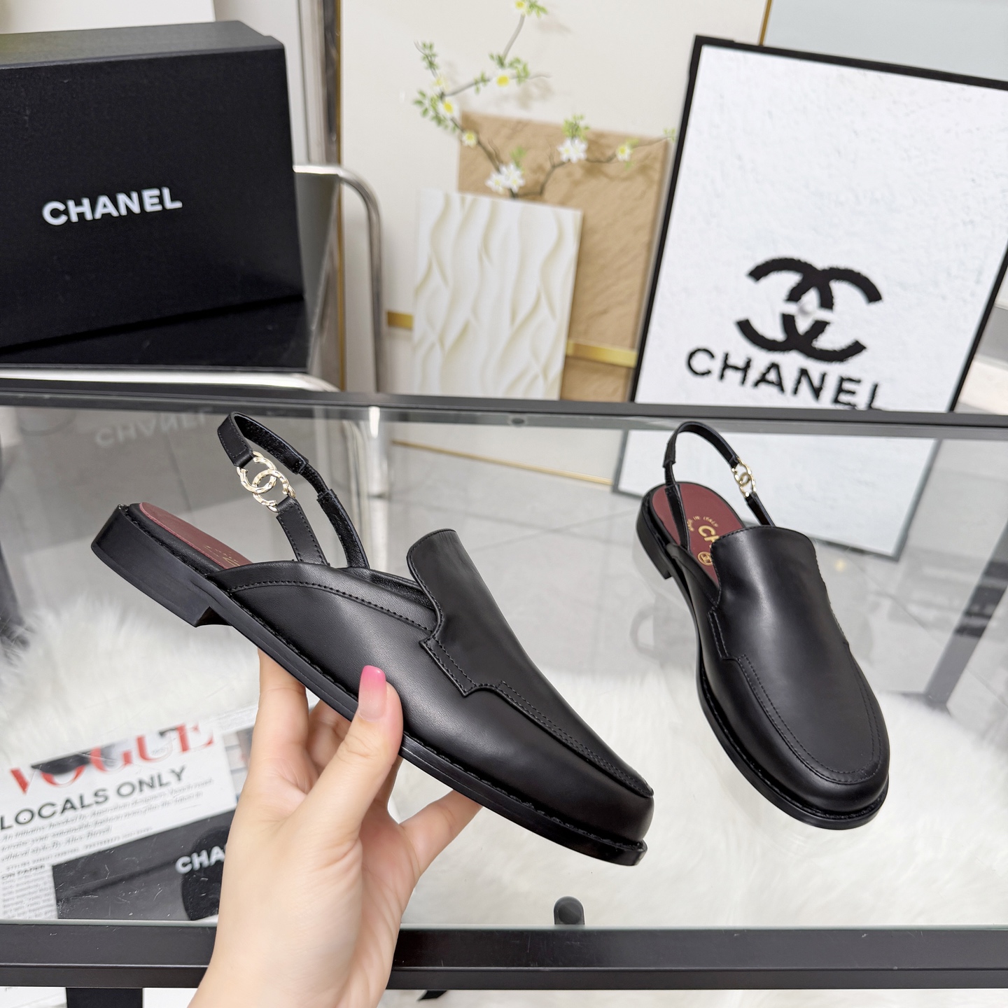 NO:788449,High version of Xiaoxiangjia shoes CHANE*｜, a big hit!  Xiaoxiang 2026 official website Chanel single shoes for all seasons, a series of new loafers full of retro style. The elegant shoe shape is very pleasing to look at. The small round toe makes the feet thinner. The upper foot gives people a kind of retro feeling shoes of the era. New models for European and American catwalks. Hot products. It looks beautiful when worn on the legs. 1. Original custom-made sheepskin/patent leather/butter leather original molded hardware buckle 2. Original silk sheepskin lining  3 outsole: original Italian leather outsole. 4 sizes 35-41 (40 41 custom-made and non-returnable), sandals, chanel, chanel, chanel, loafers, sandals, sheepskin, Leather soles19860909高版本小香家单鞋CHANE*｜,大爆款！小香2026官网香奈儿四季单鞋,系列新品乐福鞋满满的复古风 秀气的鞋型 看着就很讨喜,小圆头 衬托脚也变得瘦瘦的,上脚给人就是一种年代的复古情怀鞋、欧美走秀新款,爆款产品.穿起来美腿, 1原版定制羊皮/漆皮/牛油皮原版开模五金扣 2原版丝绸羊皮内里 3大底:原版意大利真皮大底. 4码数35-41（40 41定做不退换）,凉鞋,chanel,chanel,chanel,loafers,sandals,sheepskin,Leather soles,Women's Shoes