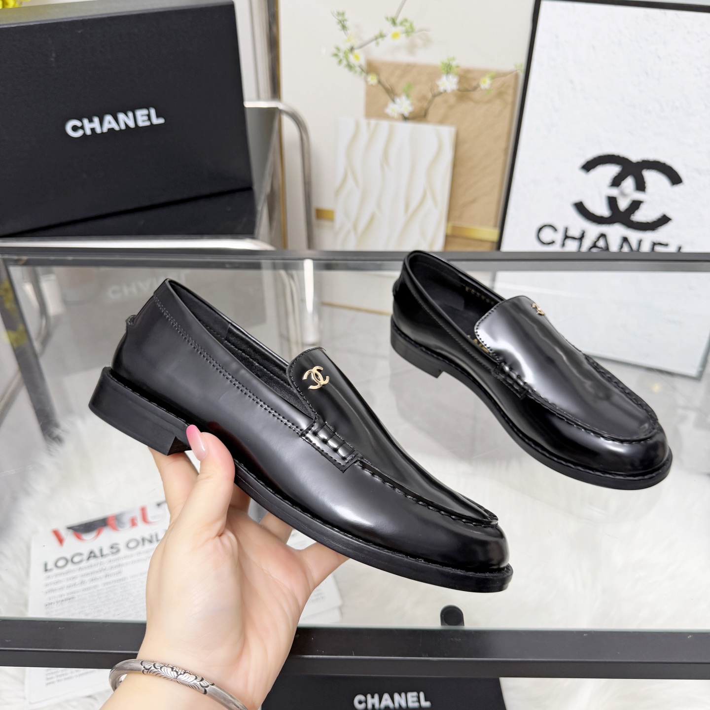 NO:788443,High version of Xiaoxiangjia shoes CHANE*｜, a big hit!  Xiaoxiang 2026 official website Chanel single shoes for all seasons, a series of new loafers full of retro style. The elegant shoe shape is very pleasing to look at. The small round toe makes the feet thinner. The upper foot gives people a kind of retro feeling shoes of the era. It is a new model for European and American catwalks. It looks beautiful when worn on the legs. 1 Original custom-made sheepskin/patent leather/butter leather/cow suede leather original molded hardware buckle 2 Original silk sheepskin lining  3 outsole: original Italian leather outsole. 4 size 35-41 (40 41 customized, non-returnable), single shoes, chanel, chanel, chanel, loafers, sheepskin, Leather soles19860909高版本小香家单鞋CHANE*｜,大爆款！小香2026官网香奈儿四季单鞋,系列新品乐福鞋满满的复古风 秀气的鞋型 看着就很讨喜,小圆头 衬托脚也变得瘦瘦的,上脚给人就是一种年代的复古情怀鞋、欧美走秀新款,爆款产品.穿起来美腿, 1原版定制羊皮/漆皮/牛油皮/牛绒皮原版开模五金扣 2原版丝绸羊皮内里 3大底:原版意大利真皮大底. 4码数35-41（40 41定做不退换）,单鞋,chanel,chanel,chanel,loafers,sheepskin,Leather soles,Women's Shoes