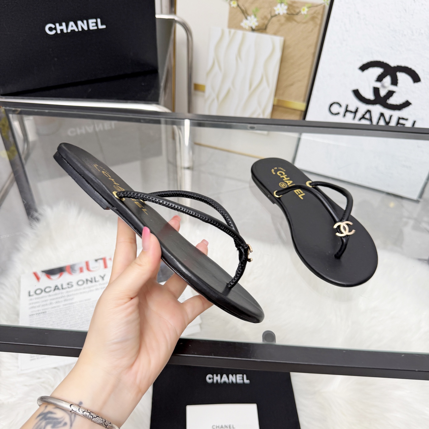 NO:788469,High version of Xiaoxiangjia sandals CHANE*｜, a big hit!  Xiaoxiang's 2026 official website early spring new model. Chanel's new sandals and dancing shoes series new loafers are full of retro style. The delicate shoe shape is very pleasing to look at. The small round toe makes the feet thinner. The upper foot gives people the retro feeling shoes of the first generation, European and American catwalk models, hot products. 1 Original customized cowhide/sheepskin 2 Original inner sheepskin 3 Outsole: Original genuine leather outsole.  4 sizes 35-41 (40 41 customized, non-returnable), split-toe shoes, chanel, chanel, chanel, loafers, sandals, cowhide, sheepskin, Leather soles19860909高版本小香家凉鞋CHANE*｜,大爆款！小香2026官网早春新款.香奈儿新款凉鞋跳舞鞋系列新品乐福鞋满满的复古风 秀气的鞋型 看着就很讨喜,小圆头 衬托脚也变得瘦瘦的,上脚给人就是一年代的复古情怀鞋、欧美走秀新款,爆款产品 1原版定制牛皮/羊皮 2原版内里羊皮 3大底:原版真皮大底. 4码数35-41（40 41定做不退换）,分趾鞋,chanel,chanel,chanel,loafers,sandals,cowhide,sheepskin,Leather soles,Women's Shoes