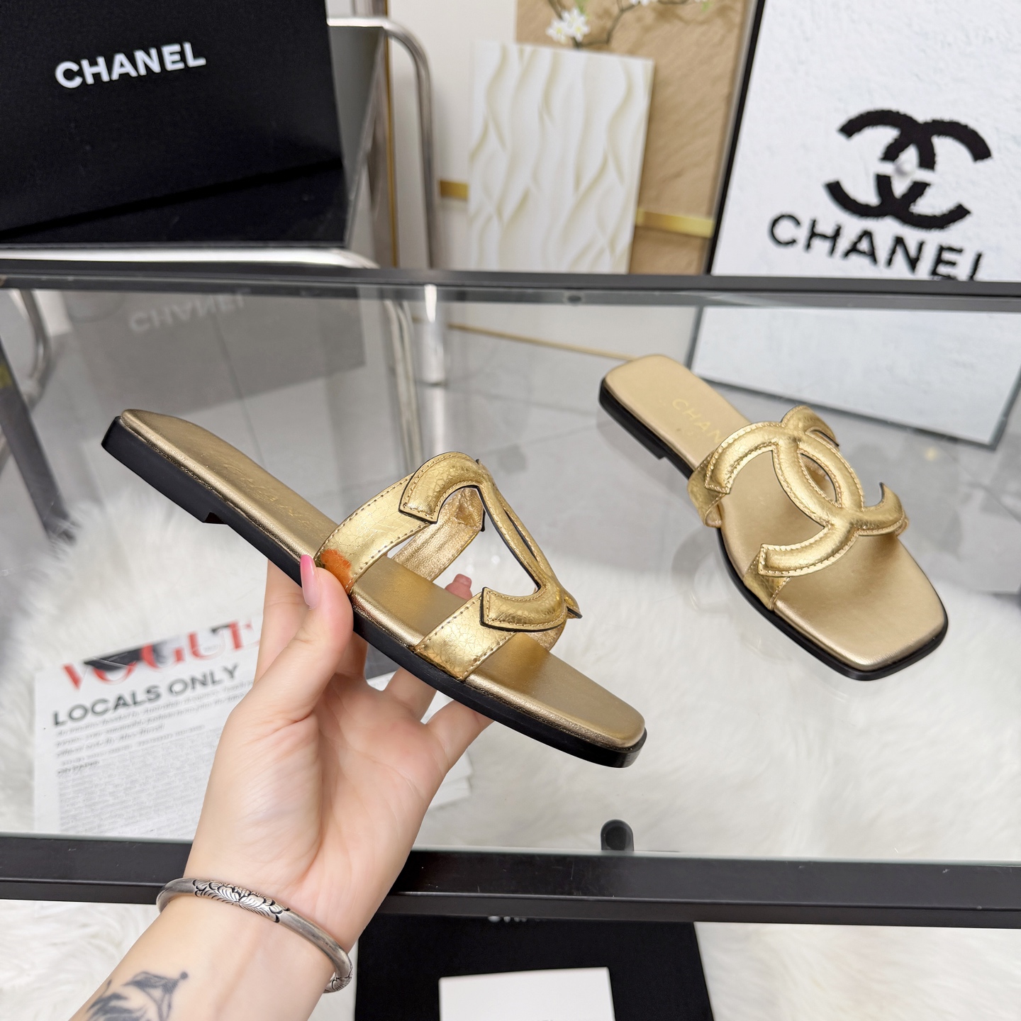 NO:788466,High version of Xiaoxiangjia sandals CHANE*｜, a big hit!  Xiaoxiang 2026 official website Chanel's new sandals and dancing shoes series new loafers are full of retro style. The delicate shoe shape is very pleasing to look at. The small square toe makes the feet thinner. The upper feet give people the retro feeling shoes of the first generation, European and American catwalk models, hot products (top version original quality custom development) 1 Original customized surface sheepskin/cashmere leather 2 Original inner sheepskin 3 Outsole: Original genuine leather outsole.  4 code number 35-41 (40 41 customized, non-returnable), slippers, chanel, chanel, chanel, loafers, sandals, slippers, sheepskin, Leather soles19860909高版本小香家凉鞋CHANE*｜,大爆款！小香2026官网香奈儿新款凉鞋跳舞鞋系列新品乐福鞋满满的复古风 秀气的鞋型 看着就很讨喜,小方头 衬托脚也变得瘦瘦的,上脚给人就是一年代的复古情怀鞋、欧美走秀新款,爆款产品（顶级版本原版品质定制开发） 1原版定制面羊皮/羊绒皮 2原版内里羊皮 3大底:原版真皮大底. 4码数35-41（40 41定做不退换）,拖鞋,chanel,chanel,chanel,loafers,sandals,slippers,sheepskin,Leather soles,Women's Shoes