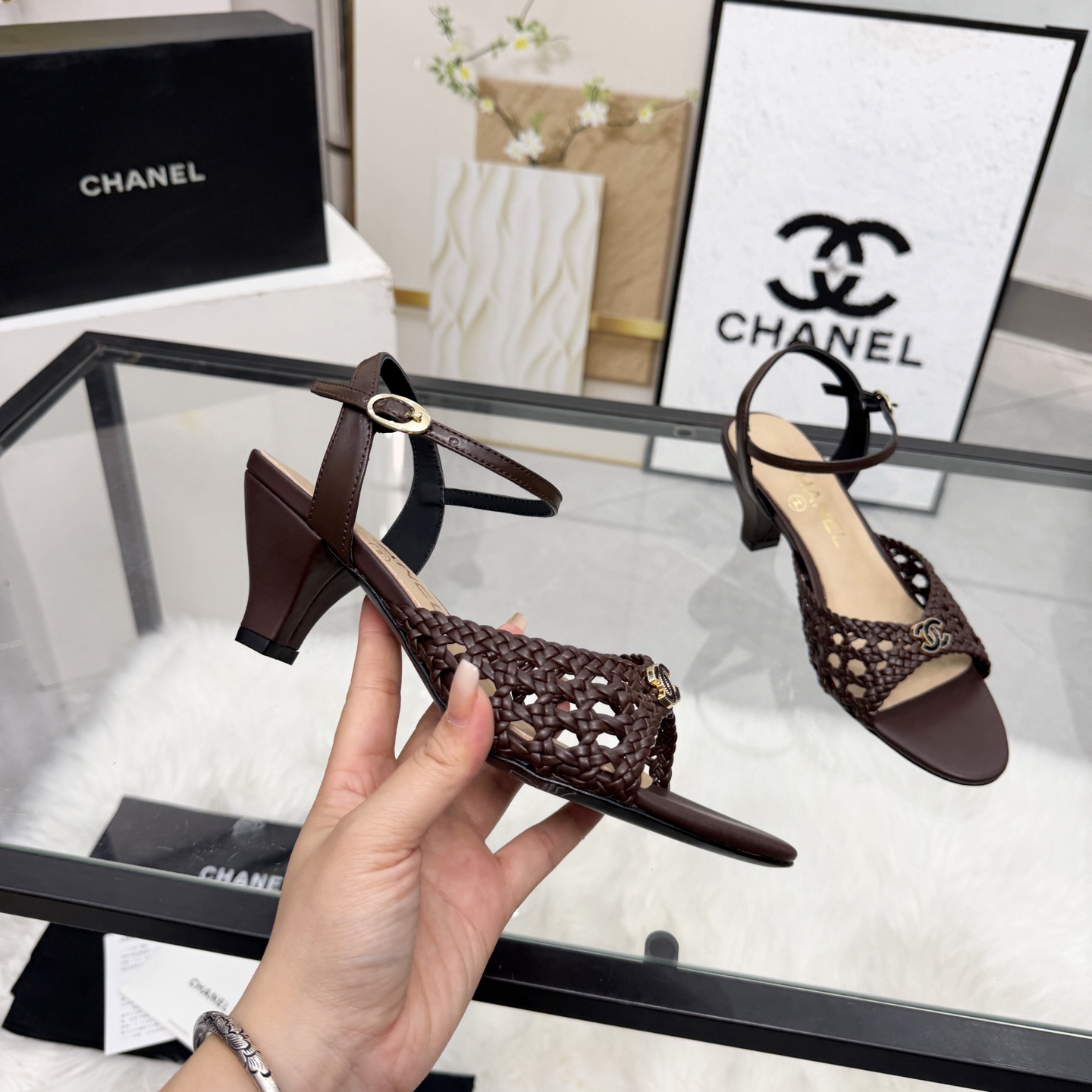 NO:875981,High version of Xiaoxiangjia sandals CHANE*｜, a big hit!  Xiaoxiang 2026 official website early spring new style. Chanel's new sandals and dancing shoes series new loafers are full of retro style. The delicate shoe shape is very pleasing to look at. The big pointed toe makes the feet thinner. The upper foot gives people the retro feeling shoes of the first generation, European and American catwalk new styles, hot products. 1 Original custom woven sheepskin 2 Original inner sheepskin 3 Outsole: Original leather outsole. Heel height 6 cm  4 sizes 35-41 (40 41 customized, non-returnable), high heels and slippers, chanel, chanel, chanel, loafers, sandals, high heels, slippers, sheepskin, Leather soles19860909高版本小香家凉鞋CHANE*｜,大爆款！小香2026官网早春新款.香奈儿新款凉鞋跳舞鞋系列新品乐福鞋满满的复古风 秀气的鞋型 看着就很讨喜,大尖头 衬托脚也变得瘦瘦的,上脚给人就是一年代的复古情怀鞋、欧美走秀新款,爆款产品 1原版定制编织羊皮 2原版内里羊皮 3大底:原版真皮大底.跟高6厘米 4码数35-41（40 41定做不退换）,高跟鞋拖鞋,chanel,chanel,chanel,loafers,sandals,high heels,slippers,sheepskin,Leather soles,Women's Shoes
